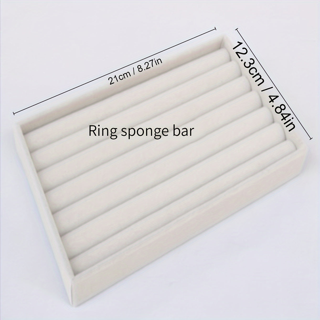 Zargarlik buyumlarini ko'rsatish uchun stol usti saqlash uchun taxta, quloq taqichlari, uzuklar va bilaguzuklar uchun