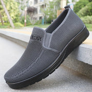 Erkaklar uchun qora rangdagi nafas oladigan, kiyish oson yurish poyabzallari, ochiq havoda faoliyatlar va har kuni qulaylik uchun mukammal.