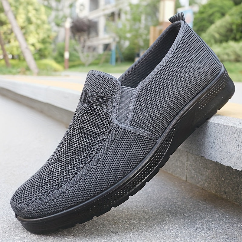 Erkaklar uchun qora rangdagi nafas oladigan, kiyish oson yurish poyabzallari, ochiq havoda faoliyatlar va har kuni qulaylik uchun mukammal.