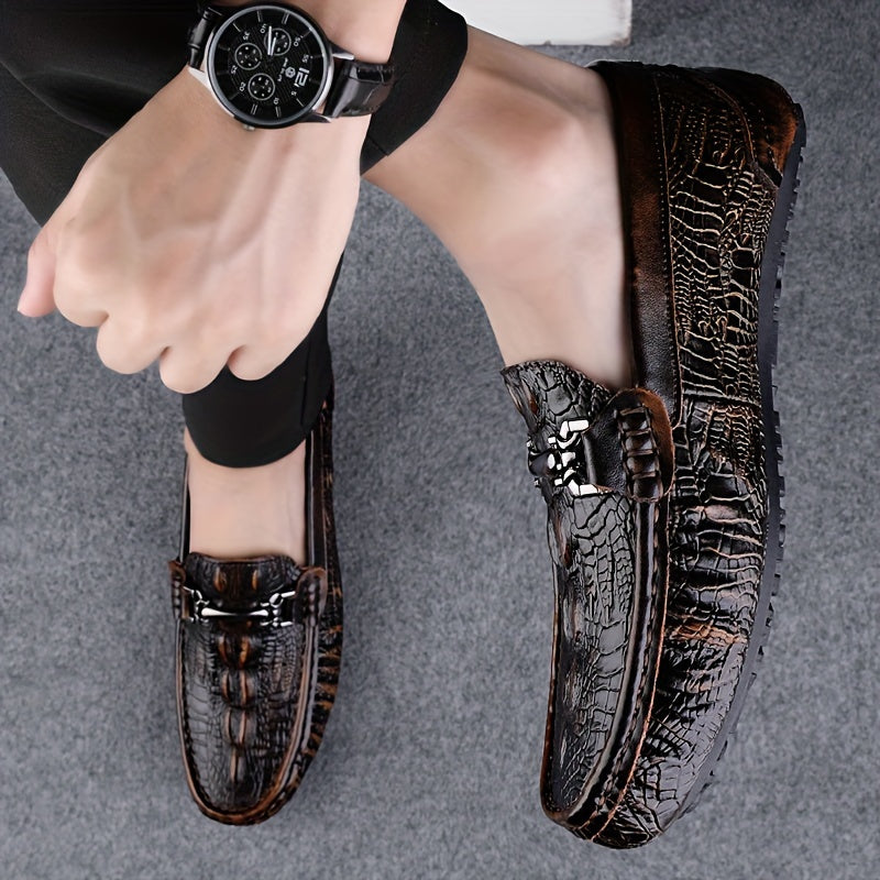 Erkaklar uchun yengil slip-on loferlar, bo'lakli sigir terisidan tayyorlangan, bir rangda. Qulay, sirpanmaydigan kauchuk taglikka ega, tasodifiy yoki rasmiy kiyim uchun mos.