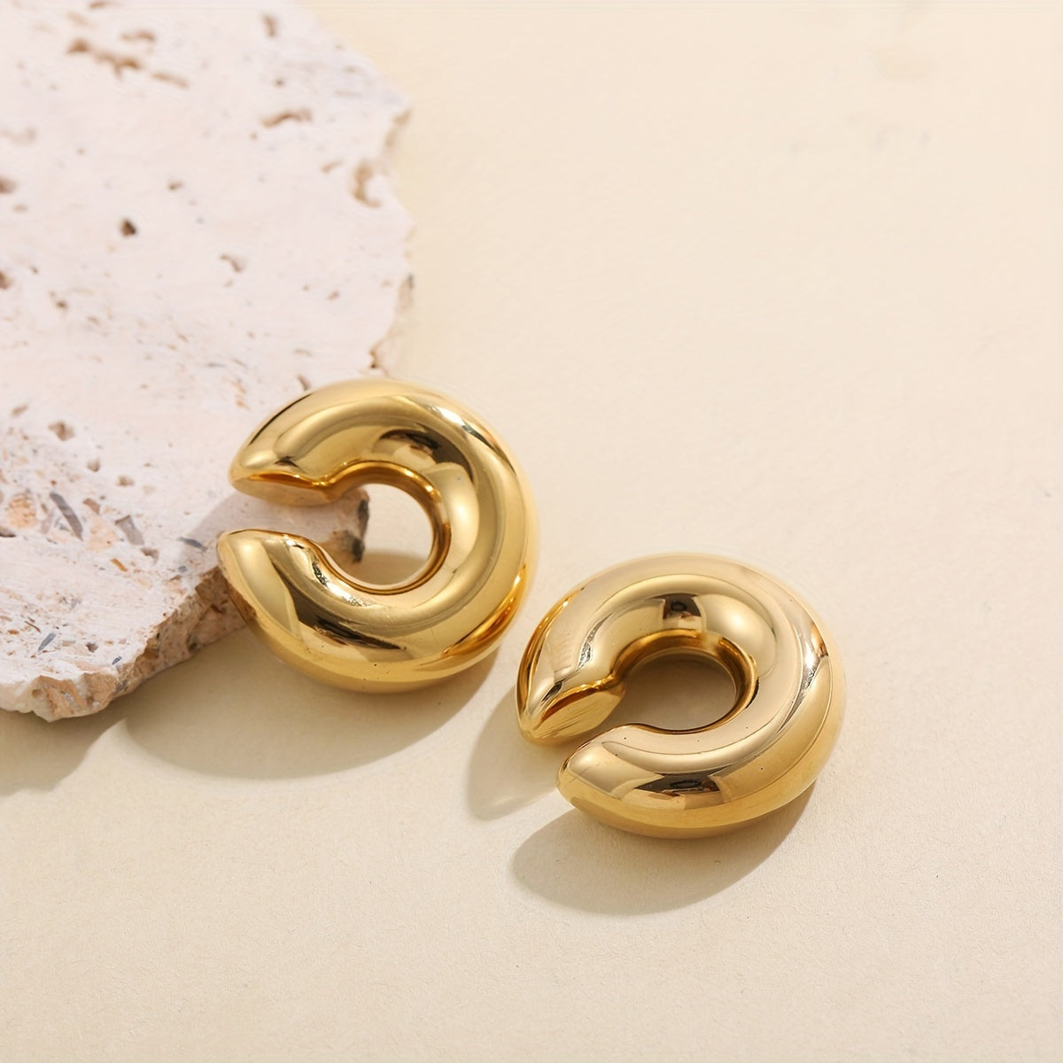 Zarif va zamonaviy zanglamas po'latdan yasalgan halqa sirg'alar to'plami, bo'sh C-shakl dizayni bilan. Kundalik kiyish, ta'til va Ramazon bayrami mavsumi uchun mukammal. Har mavsumda mos va ko'p qirrali.