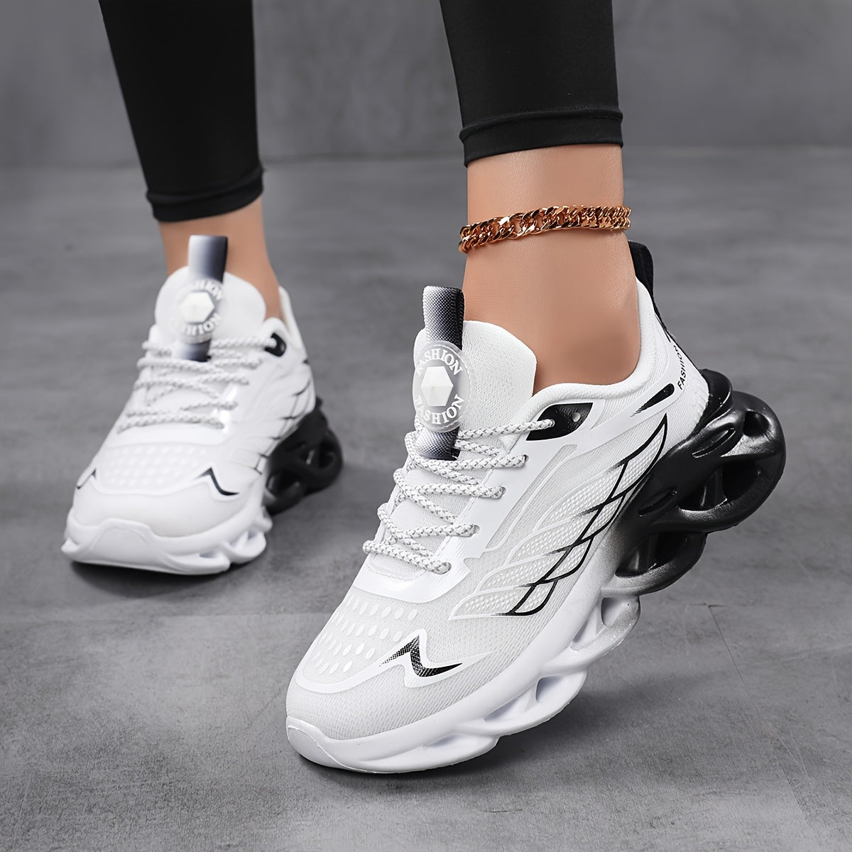 Women's Breathable Mesh Running Shoes Lightweight Low-Top Sneakers Black and White