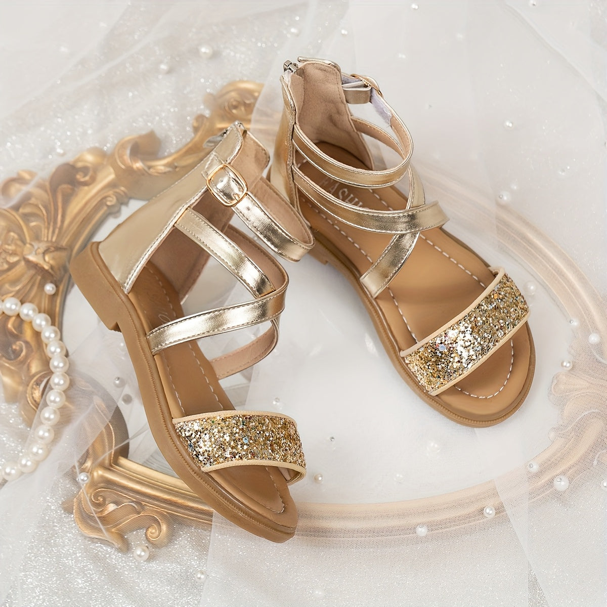 Детские сандалии с блестящими полосками, на ремешке вокруг щиколотки и подошвой из ТПР