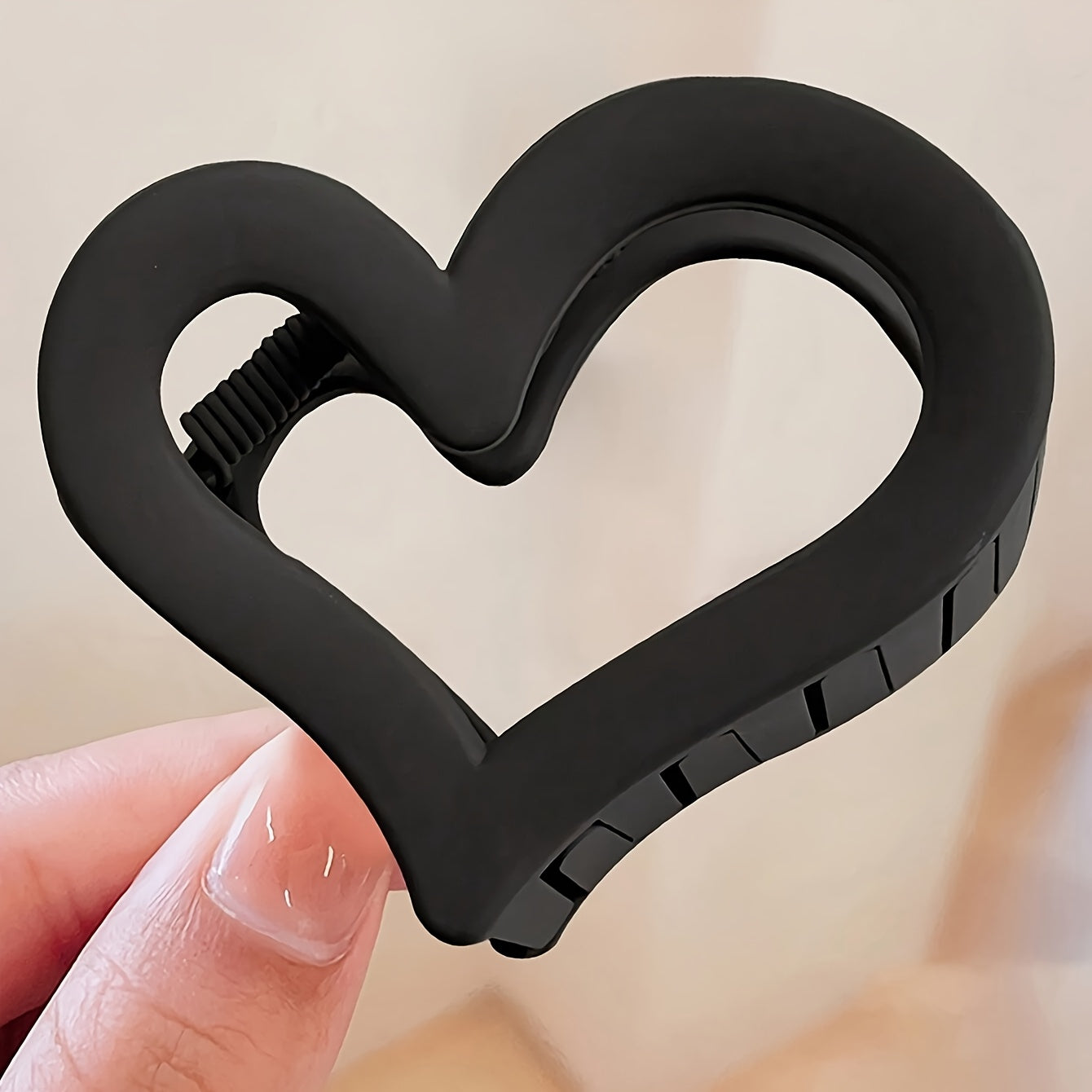 Women Heart-Shaped Plastic Hair Clips Set Medium Size Durable Strong Grip Minimalist Hair Accessories