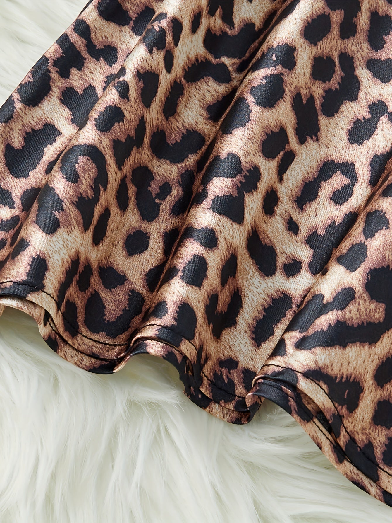 Женский комплект пижамы из кружева с топом на бретелях и эластичными брюками для комфортного сна и отдыха.