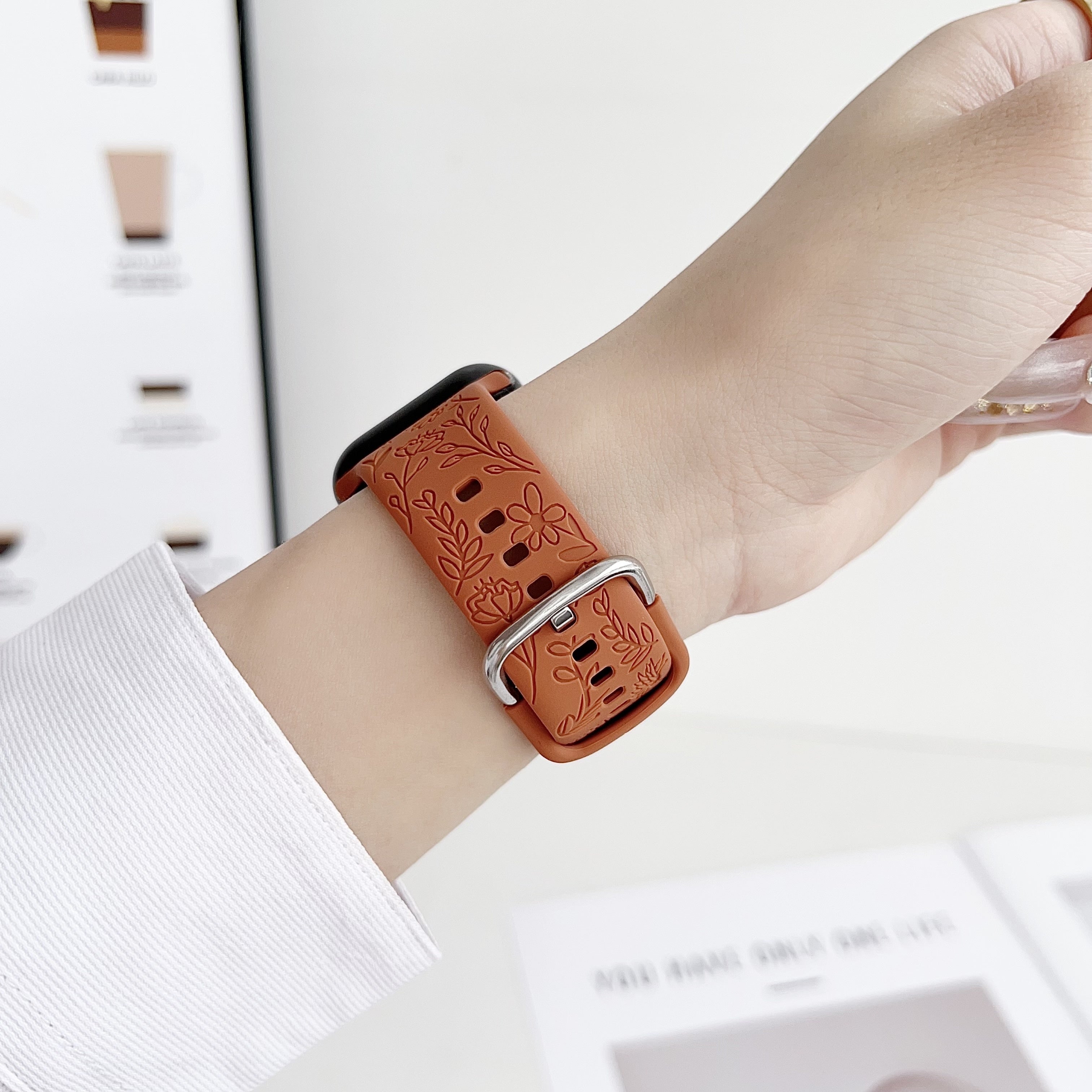 Стильный силиконовый ремешок для Apple Watch, подходящий для различных моделей и удобный для занятий спортом.