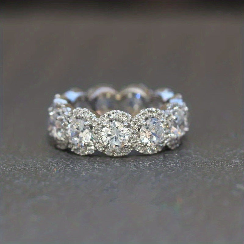 925 kumush qoplamali, porloq zirkon toshlari bilan bezatilgan nafis kelin to'y uzuklari, ayollarning niqob va taklif zargarlik buyumlari uchun mukammal.