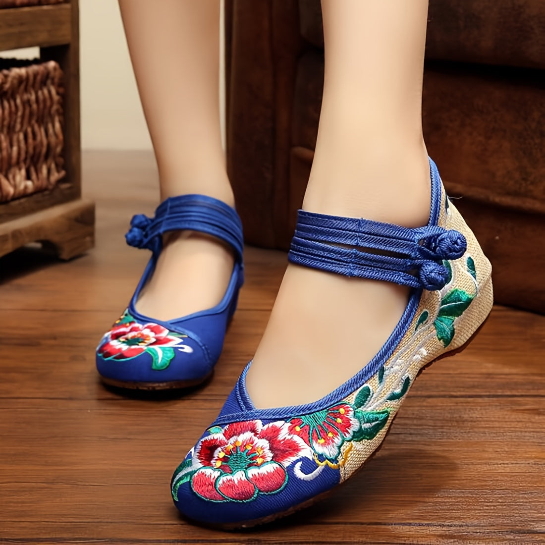 Vintage uslubidagi tikuvli gullar bilan bezatilgan ayollar poyabzallari, TPU taglik bilan, balandlikni oshiruvchi va havo o'tkazuvchi, bahor/yoz/kuzda tasodifiy kiyim uchun mukammal. Qora, qizil ranglarda mavjud.