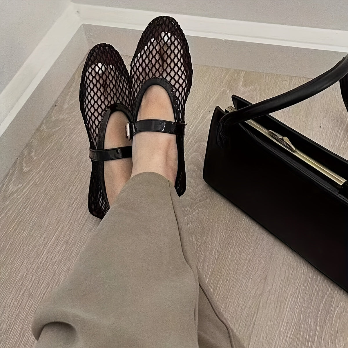 Zapatos planos casuales de mujer con correa de hebilla en negro y blanco con malla