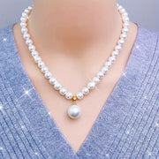 Klassik va hashamatli shirin suv marvaridlaridan iborat zanjirli taqinchoq, qoplamasiz, har kuni nafislik uchun mos bo'lgan zamonaviy aksessuar. Onalar kuni uchun ideal sovg'a, hashamatli partiyalar va maxsus tadbirlar uchun abadiy modani aks ettiradi.