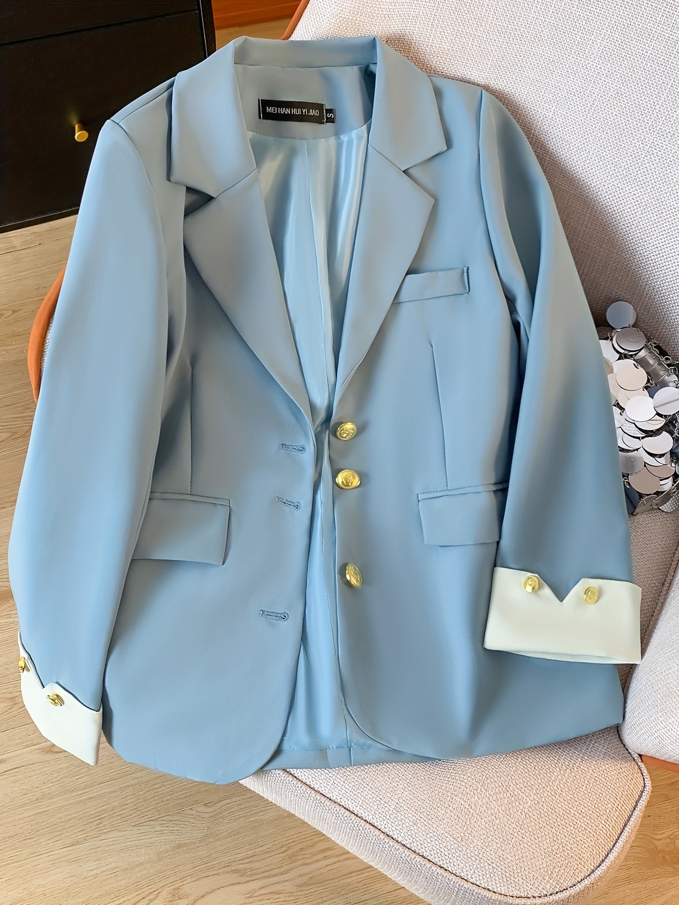 Blazer de poliéster azul claro para mujer con detalles de botones dorados para primavera y otoño

Source:
Women's Light Blue Polyester Blazer with Gold Button Details for Spring and Fall