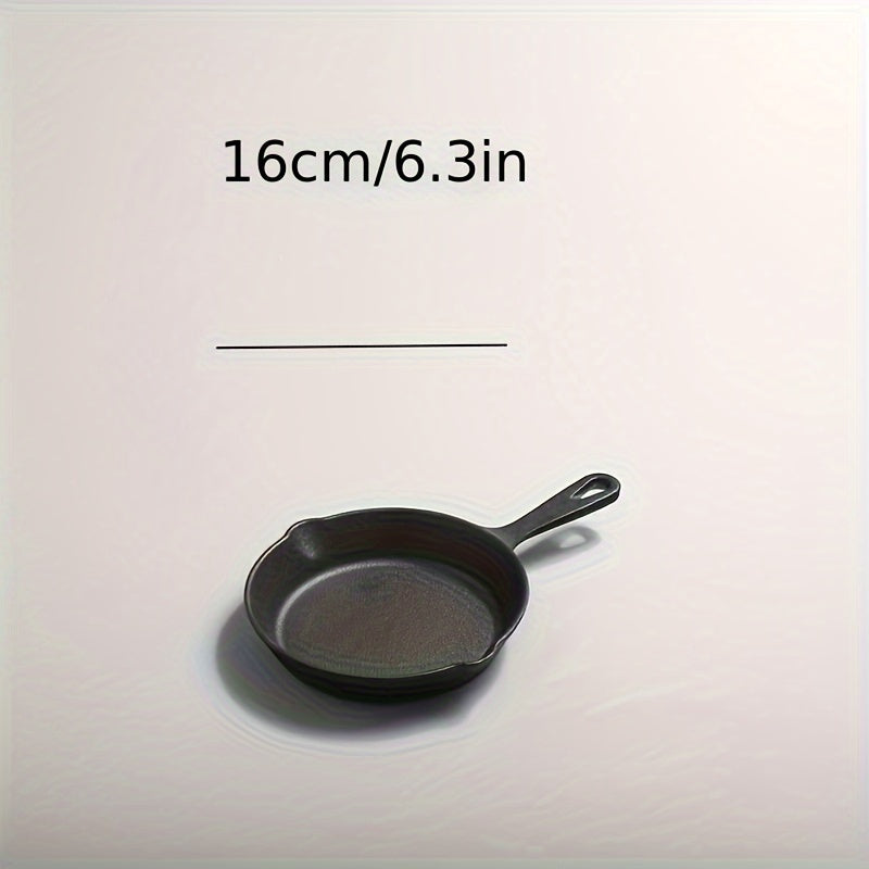 Набор из 3 чугунных сковородок - предварительно приправленные, с носиками для слива и вспомогательными ручками - подходят как для внутренней, так и для наружной готовки