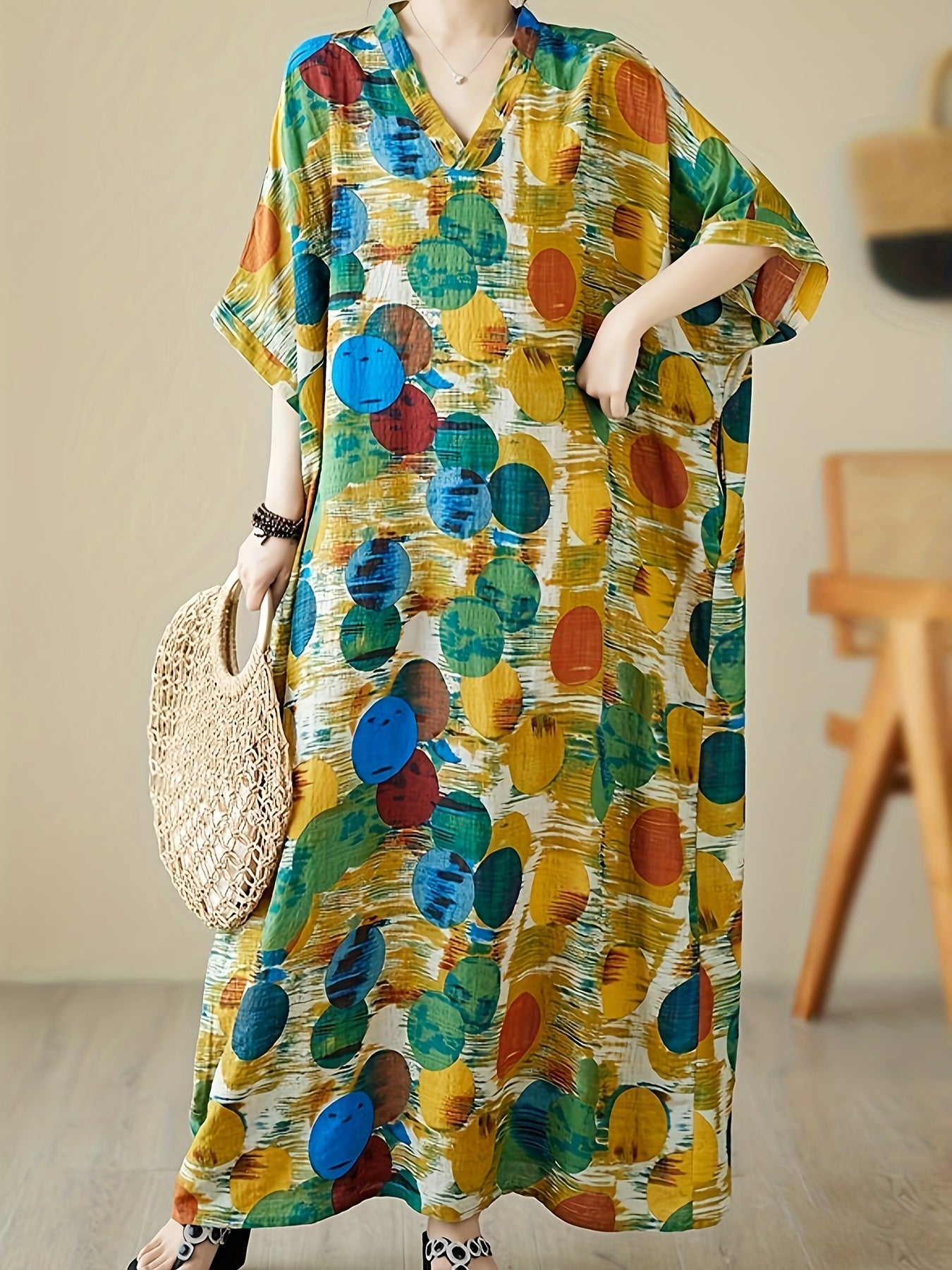 Katta o'lchamdagi ayollar uchun rang-barang naqshli, keng kesimli V-yuqori maxi ko'ylak va kimono uslubi