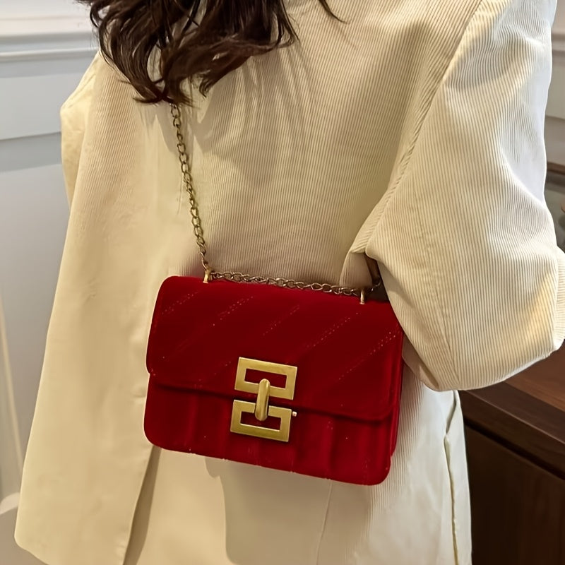 Элегантная стеганая бархатная сумка на плечо для женщин с цепочным ремешком и замком с поворотом. Модный аксессуар с текстурированным дизайном однотонного цвета и подкладкой из полиэстера.