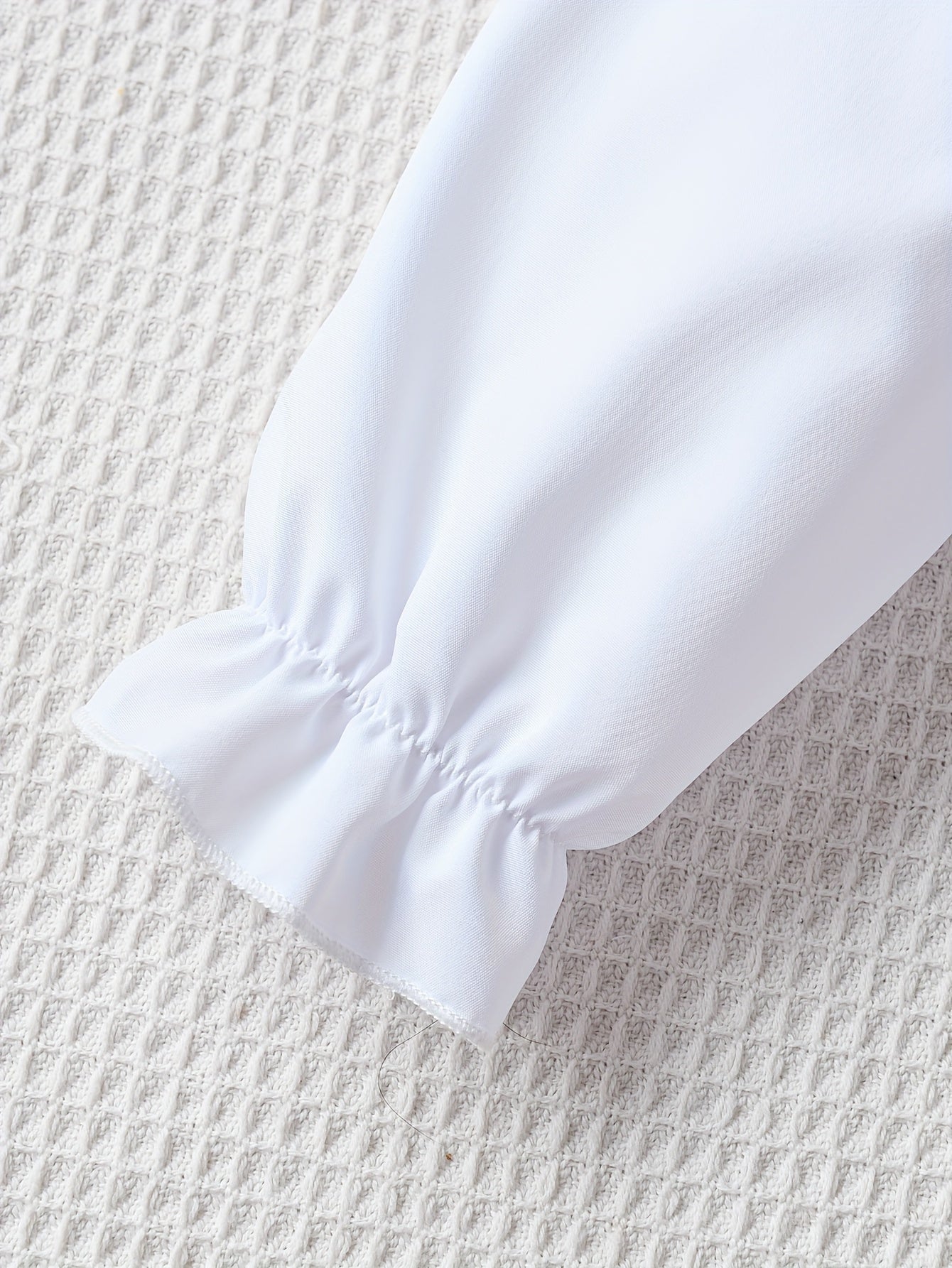 Qizlar uchun 2-qismli zamonaviy kiyim: Uzun yengli bir rangli bluzka va kesish dizayni, tor shimlar bilan birga. Bahor va kuzda ochiq havoda faoliyatlar uchun mukammal.