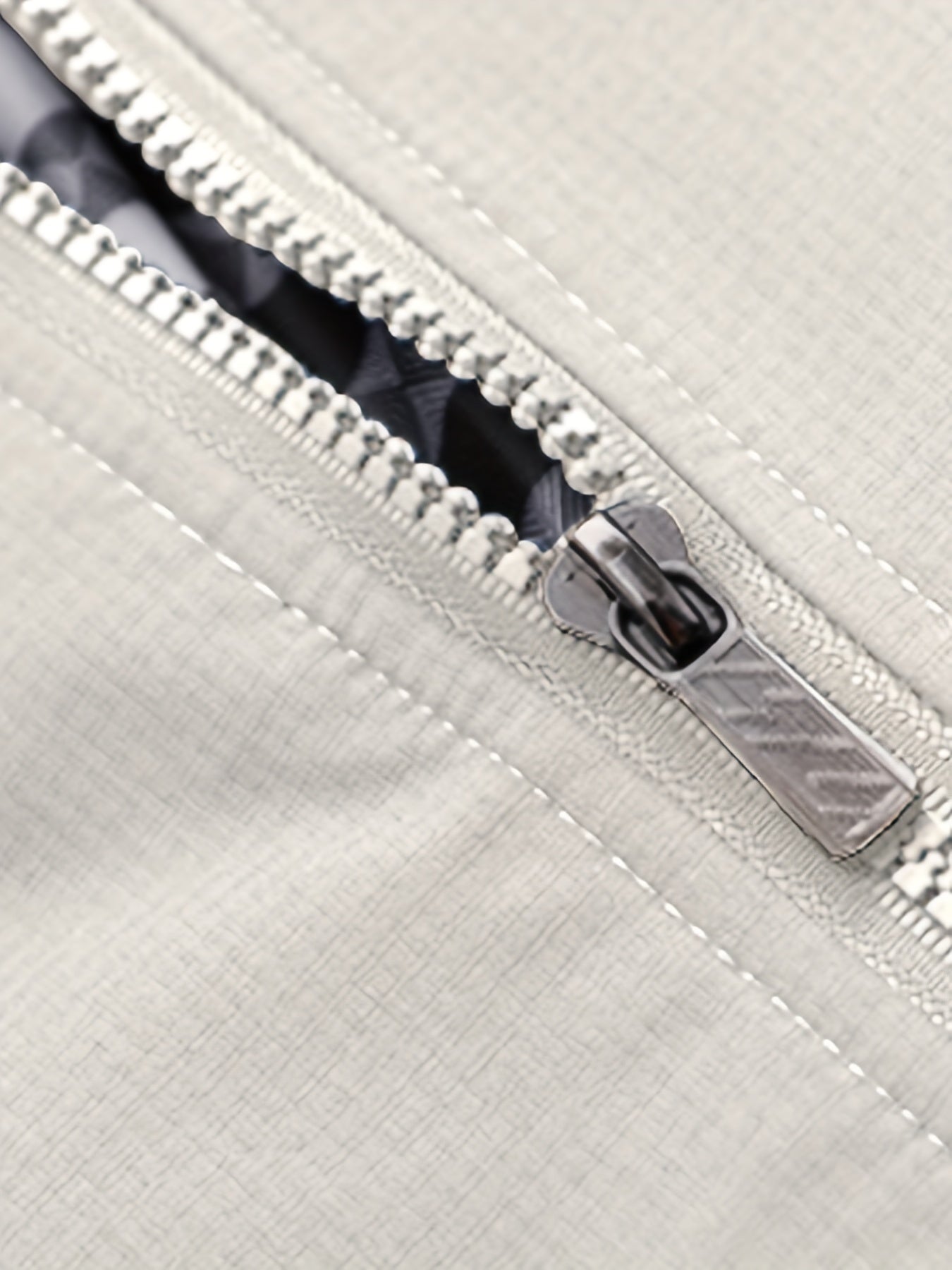 Erkaklar uchun engil shamol o'tkazmaydigan jakket, mustahkam kulrang rangda, tekis cho'ntak bilan - tasodifiy zip-up, turli xil yeng bilan, polyesterdan tayyorlangan - bahor va kuz uchun ideal