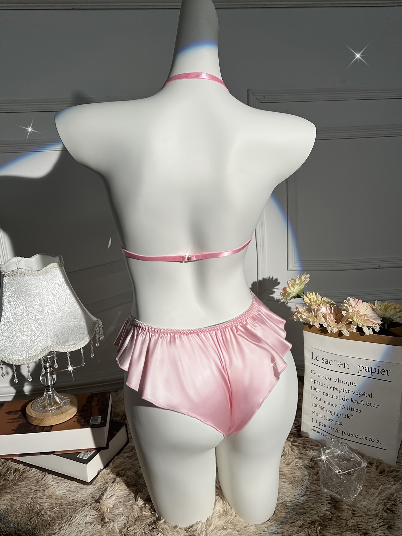 Jozibali dantelli ichki kiyim to'plami, halter brassiyer va yuqori bel brieflar bilan, erotik jozibani izlayotgan ayollar uchun mukammal.