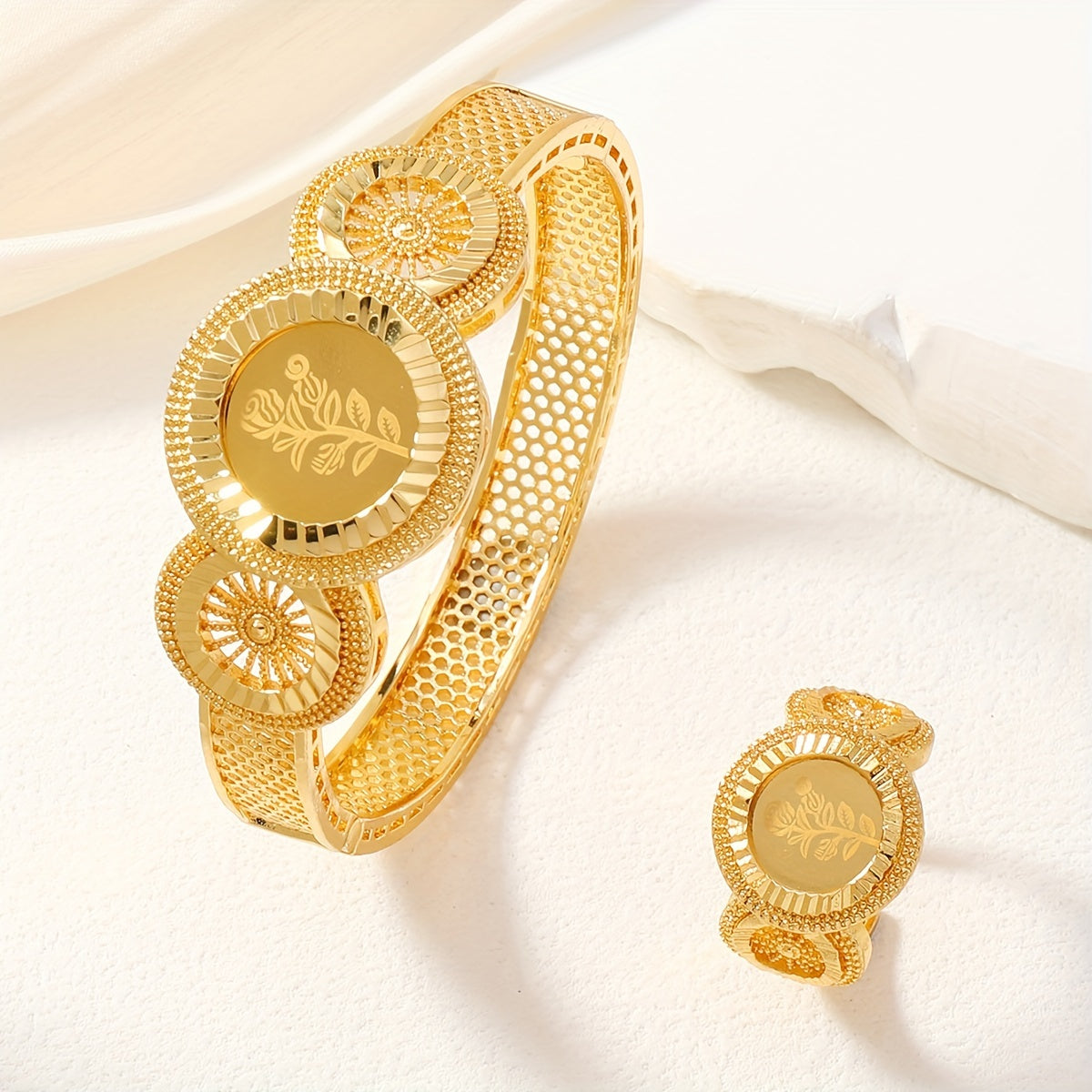 Vintage uslubidagi mis zargarlik to'plami, dumaloq Udan gul dizayni bilan, ayollar uchun 1 dona bilaguzuk va uzukni o'z ichiga oladi.