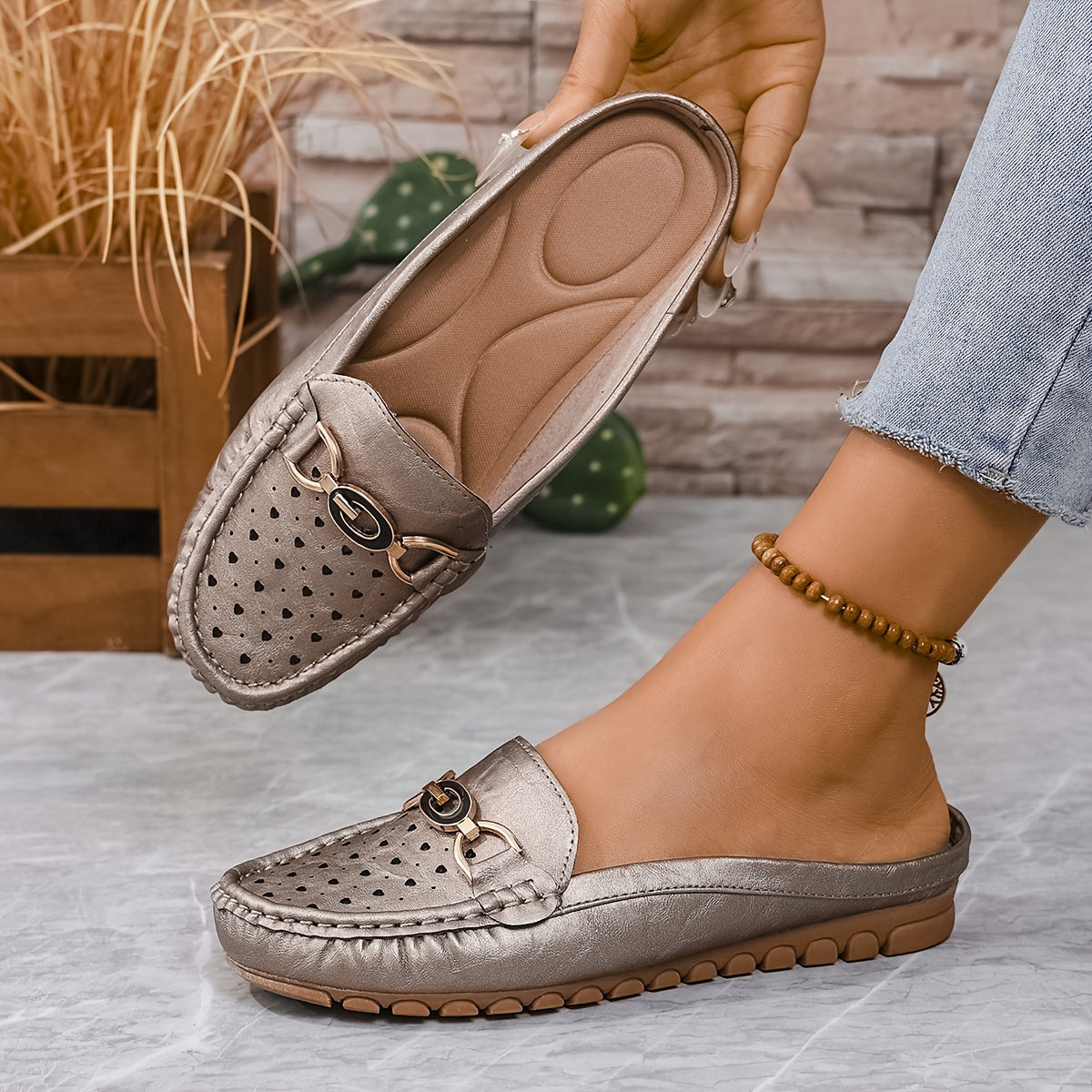 Ayollar uchun charmli ochib yuradigan flatslar, yurak kesimlari va metall zanjirli kamar bilan