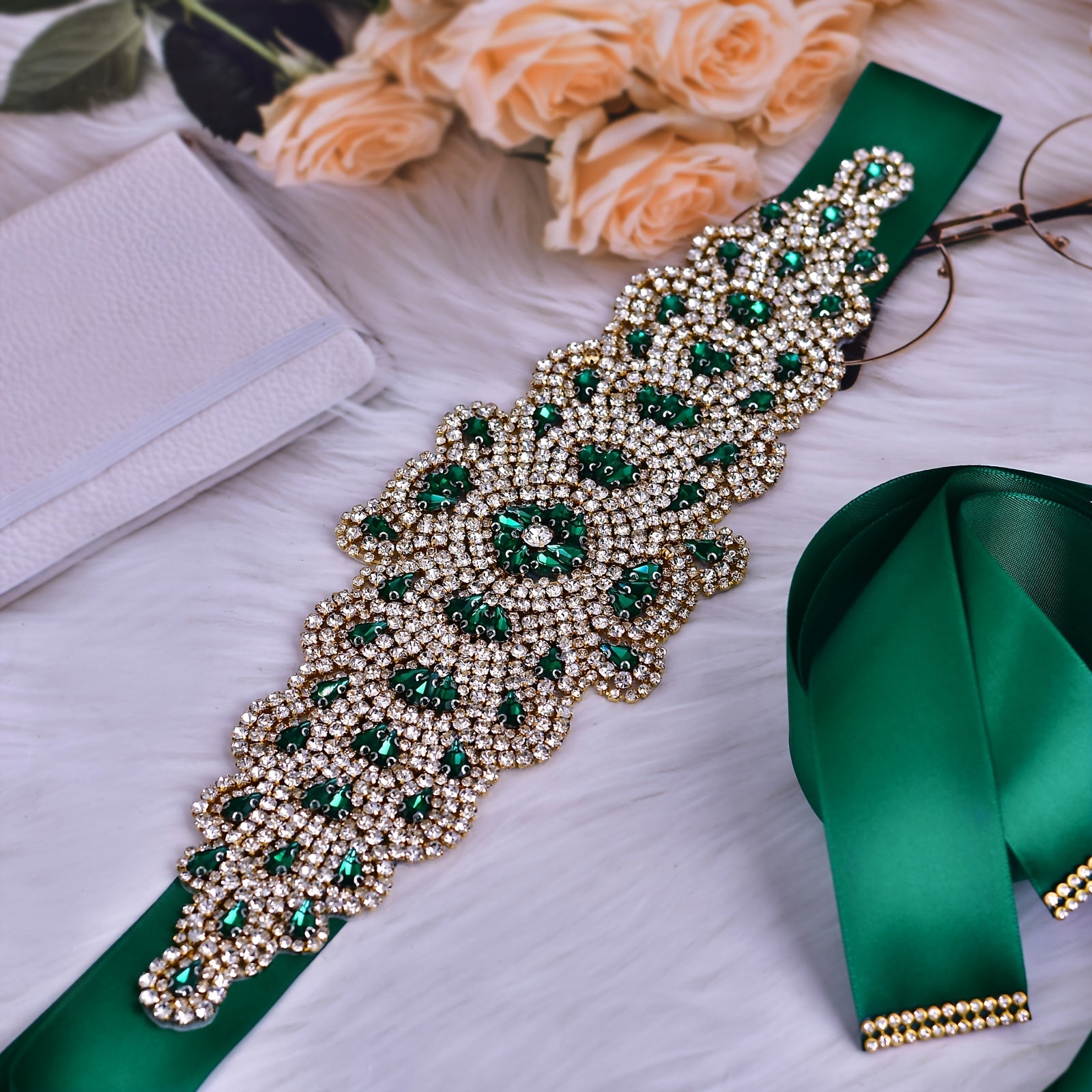 Cinturón de cinta de satén verde elegante con detalles de rhinestones para vestidos de novia y de noche