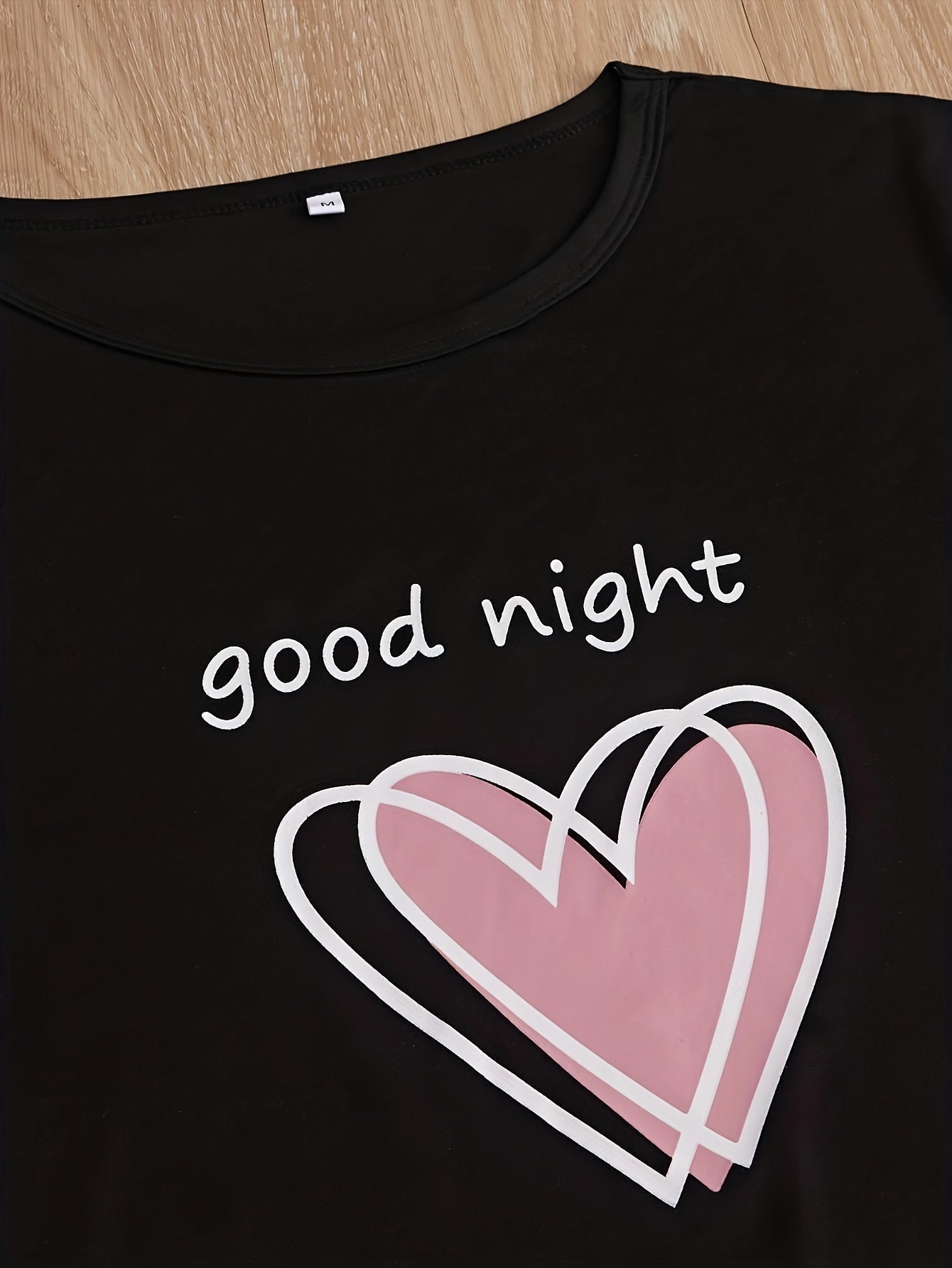 Женский повседневный комплект пижамы с сердечками и клетчатым принтом, слоганом, коротким рукавом и свободным кроем.