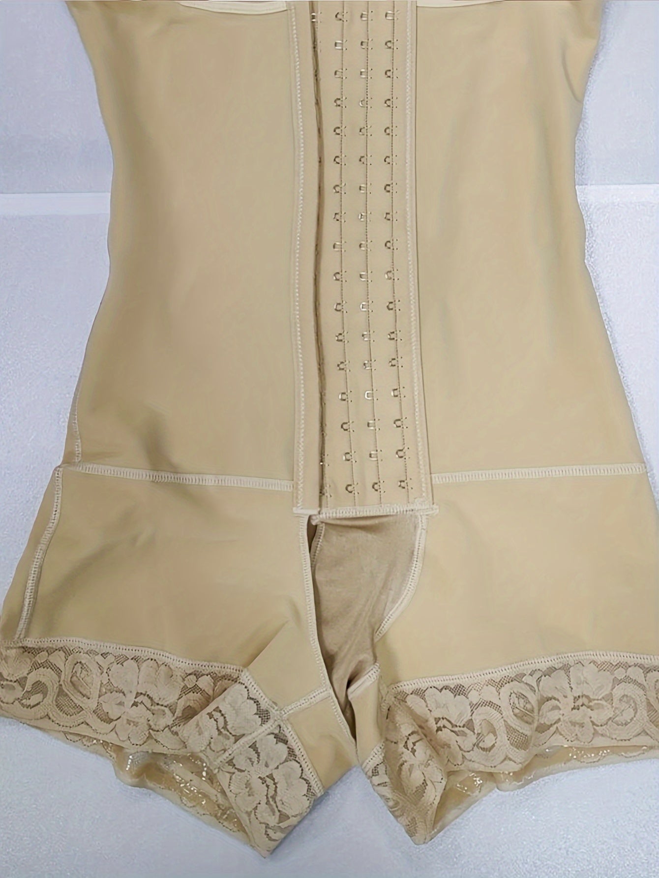 Naylon bodysuit, 4-qatorli tugma bilan, tug‘ruqdan keyingi qorin nazorati, belni siqish, to‘liq qoplama, dantel tafsiloti, bir rangli, o‘rta qo‘llab-quvvatlash, to‘qilgan mato, kundalik yoki kechki kiyim uchun mos.