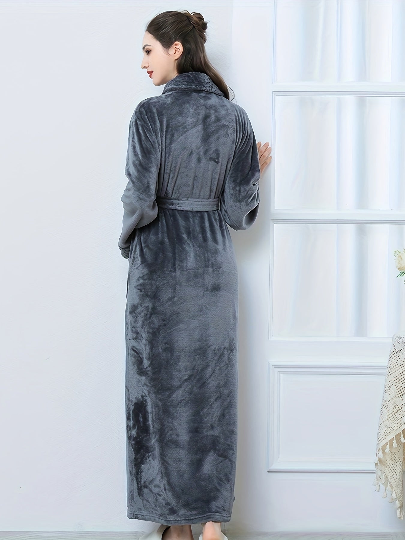 Ayollar uchun plush pushti flanel bathrobe, uzun yenglar, V-qo'l va cho'ntaklar bilan. Qishki iliqlik uchun mashinada yuvish mumkin.