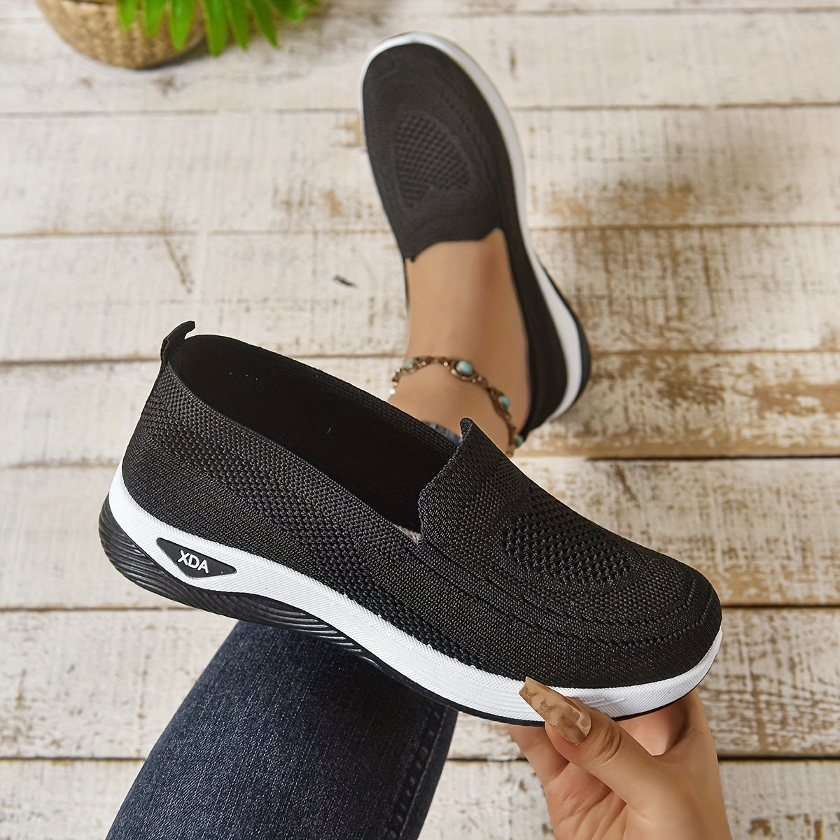 Ayollar uchun kundalik slip-on sport poyabzali, nafas oluvchi to'qima, pastki qismi g'ovak g'ovak, rezina tagli