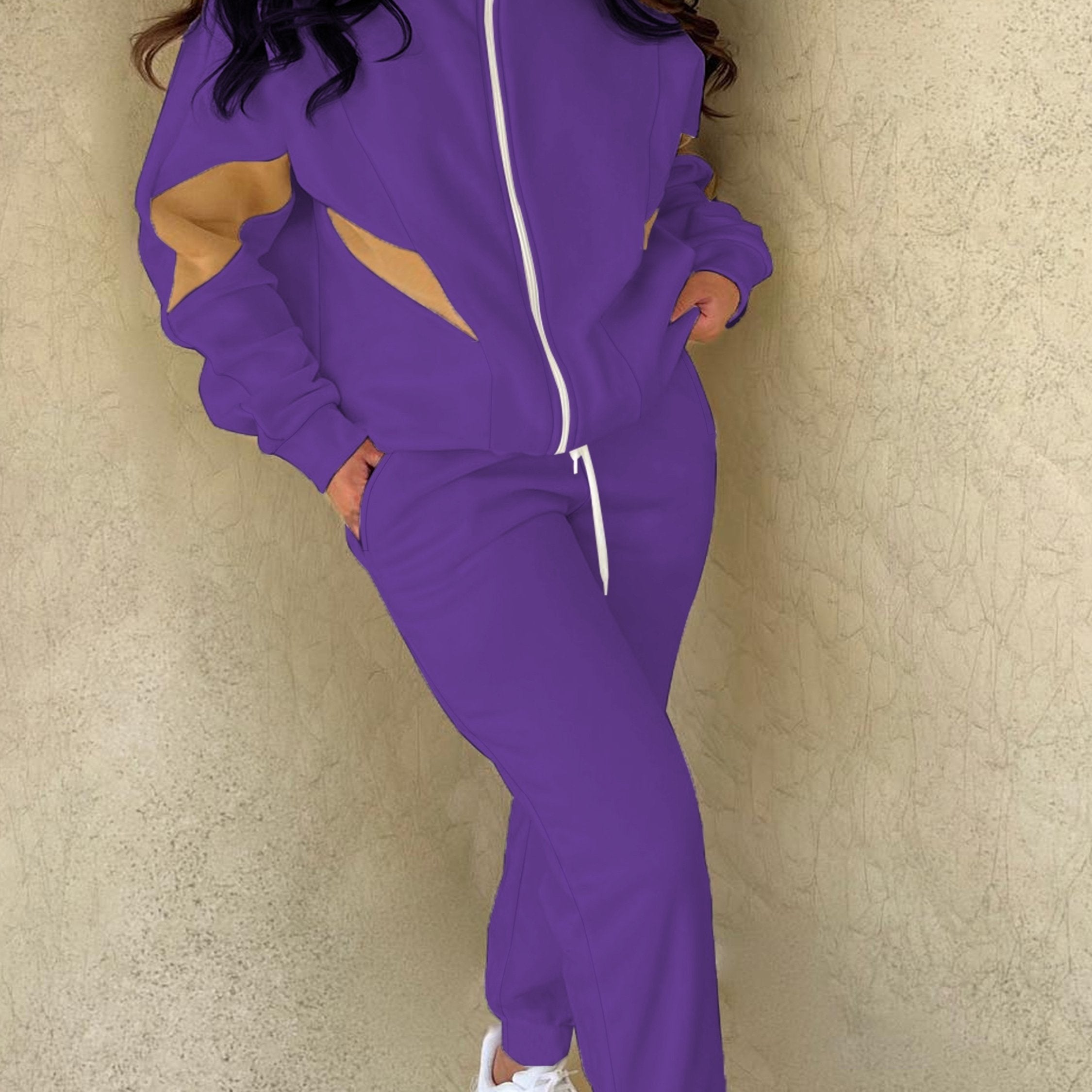 Ayollar uchun tasodifiy sport uslubidagi ikki qismli to'plam: cho'ziladigan cho'ntaklari va tortish qismiga ega ko'k va sariq fermuarli kurtka va mashinada yuvilishi mumkin bo'lgan polyester aralashmasidan tayyorlangan sport shimlar.