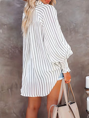 Ayollar uchun kundalik uzun kofta, qora va oq chiziqli, puffed yelka, tugma bilan yopiladigan