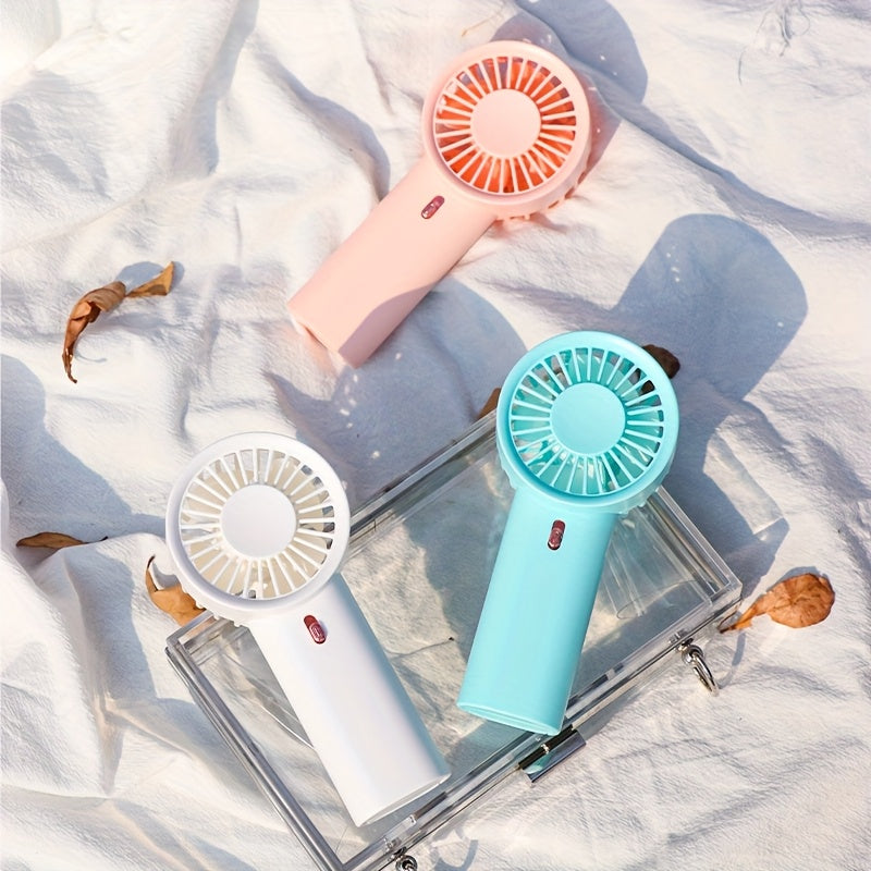 Bir shamol tezligi bilan mini ventilyator qoʻlda yoki stol ustida ishlatilishi mumkin, yoz va turli faoliyatlar uchun mos. Batareyalar kiritilmagan. Har qanday yosh va holatlar uchun mos.