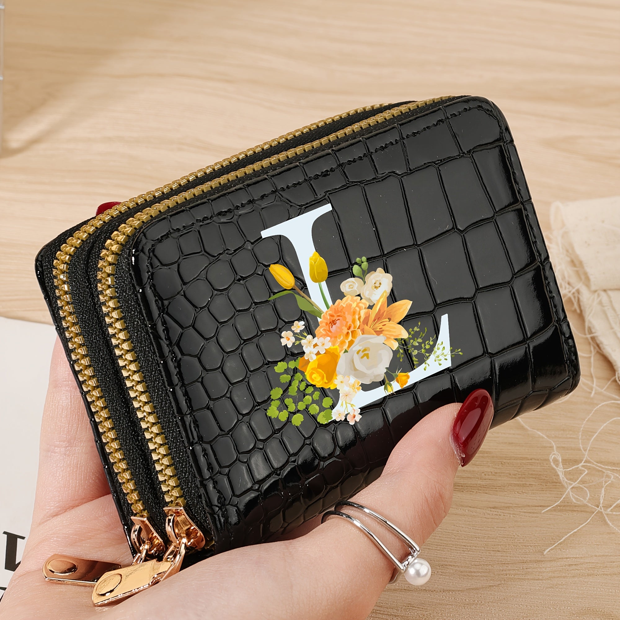 Bir nechta slotlari va zamonaviy fermuari bo'lgan mustahkam kredit karta saqlash sumkasi, maktab, yotoqxona va maktabga qaytish uchun zarur bo'lgan buyumlar uchun.