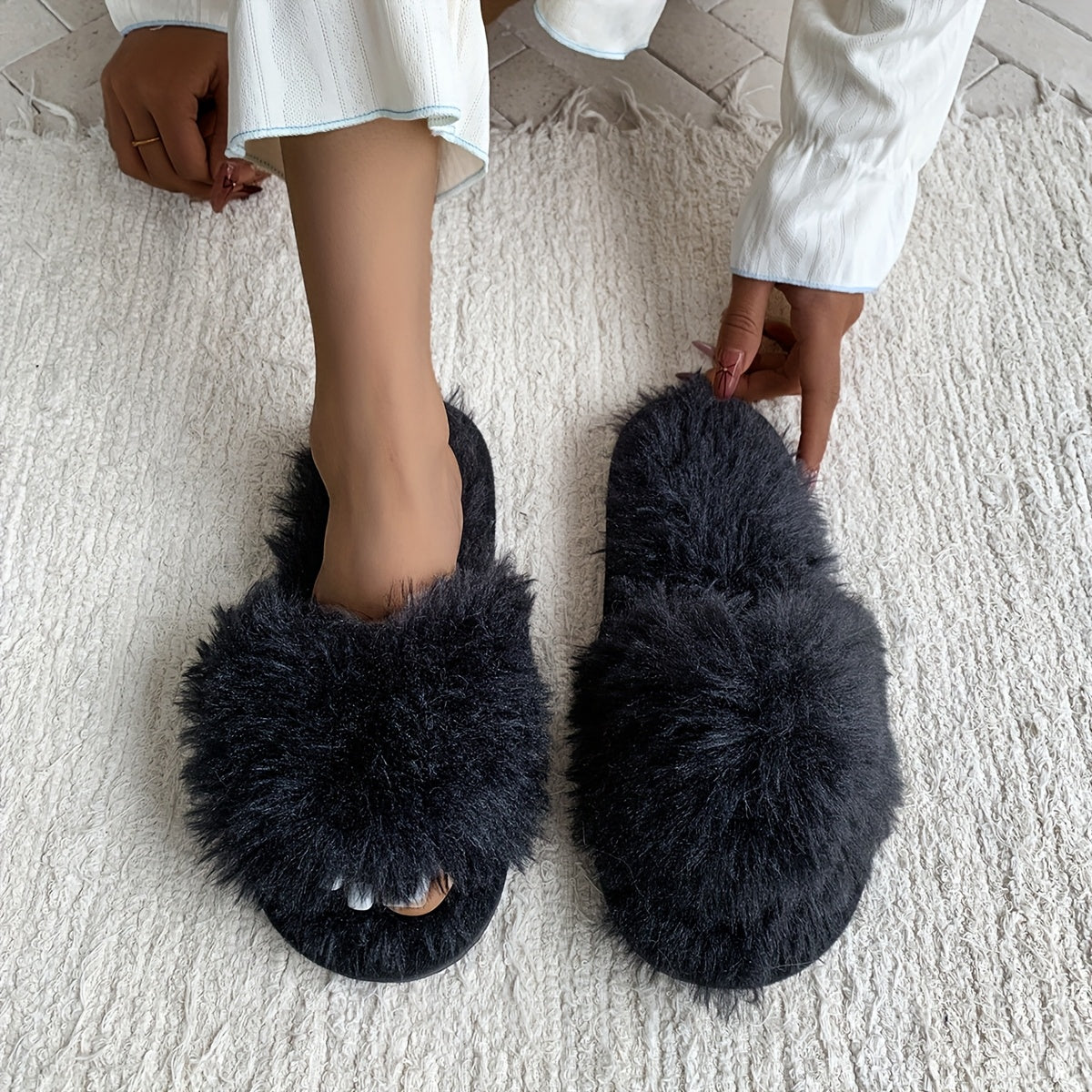 Ayollar uchun mo'ljallangan yumshoq, sirpanmaydigan, ichki va tashqi foydalanish uchun qulay, barcha mavsumlarga mos bo'lgan plüsh shlyapka