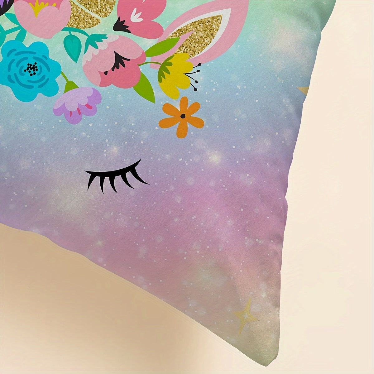 Qiziqarli tashqi ko'rinishga ega, ikki tomonlama bosma, kamalak porlashi galaktikasi dizayni bilan bezatilgan yostiq qopqog'i, divan, kreslo, yashash xonasi yoki yotoqxona uchun mukammal. Yostiq ichki qismi kiritilmagan.