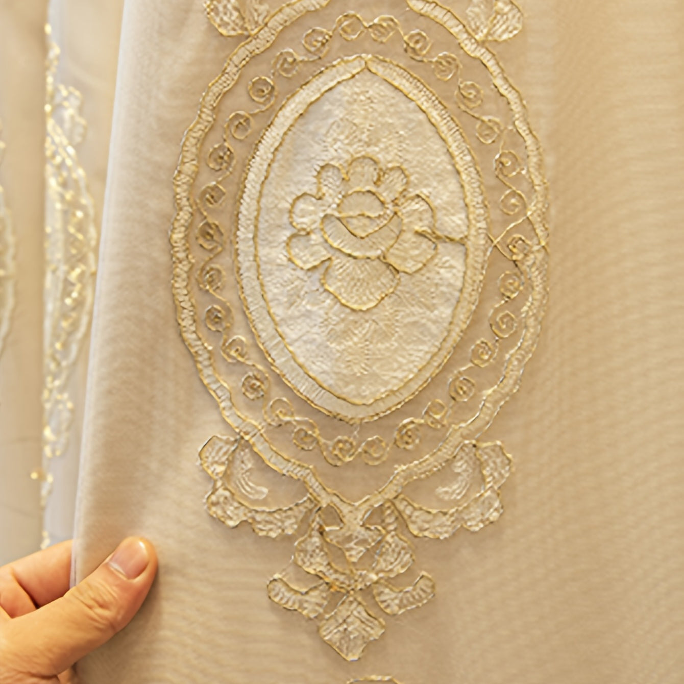 Роскошная занавеска из двойного слоя черного тюля с вышивкой из кружева, предлагающая как мягкость, так и стиль для приватного и шикарного оформления окна.