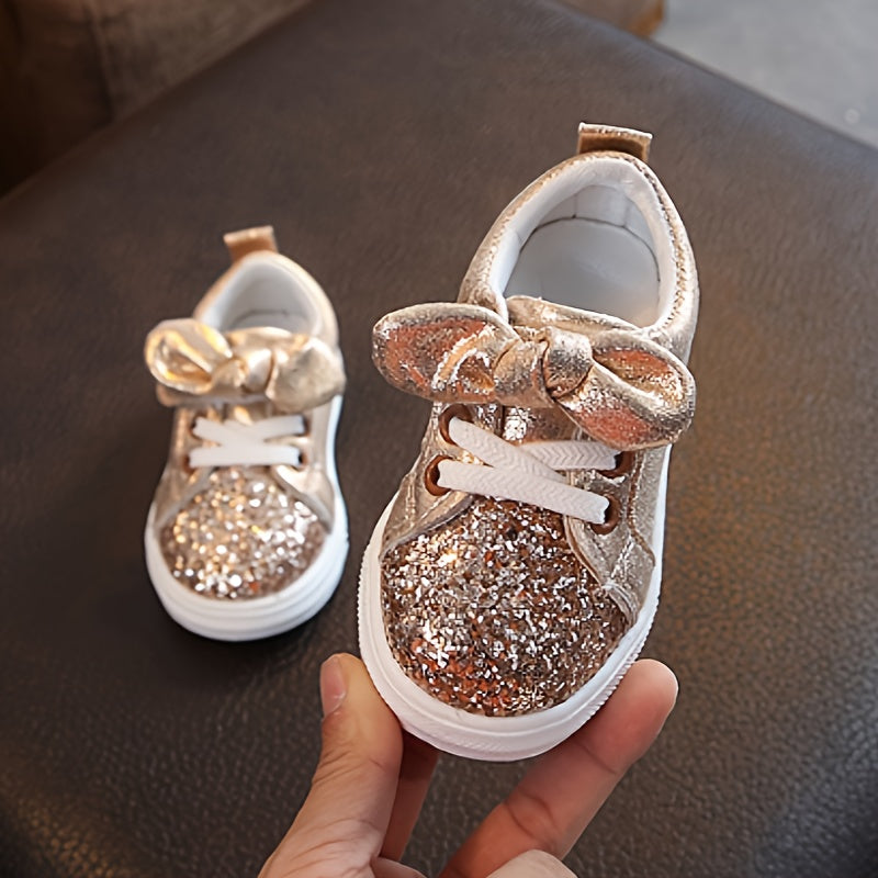 Qizlar uchun yumshoq taglikli, kamon detali, bir rangli, mato yuqori va ichki, kauchuk taglik va mato ichki taglikka ega bo'lgan tasodifiy slip-on sport poyabzallari. Qizlar, bolalar va kichik bolalar uchun mos keladi.