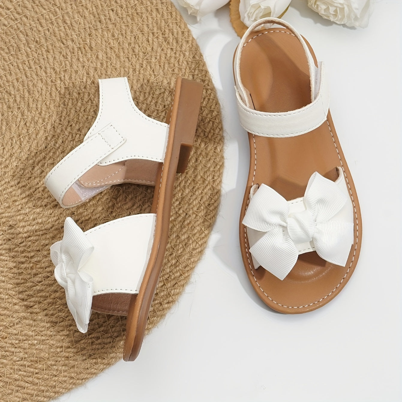 Qizlar uchun zamonaviy va amaliy ochiq barmoq sandallari, yozda ichki va tashqi kiyim uchun mukammal.