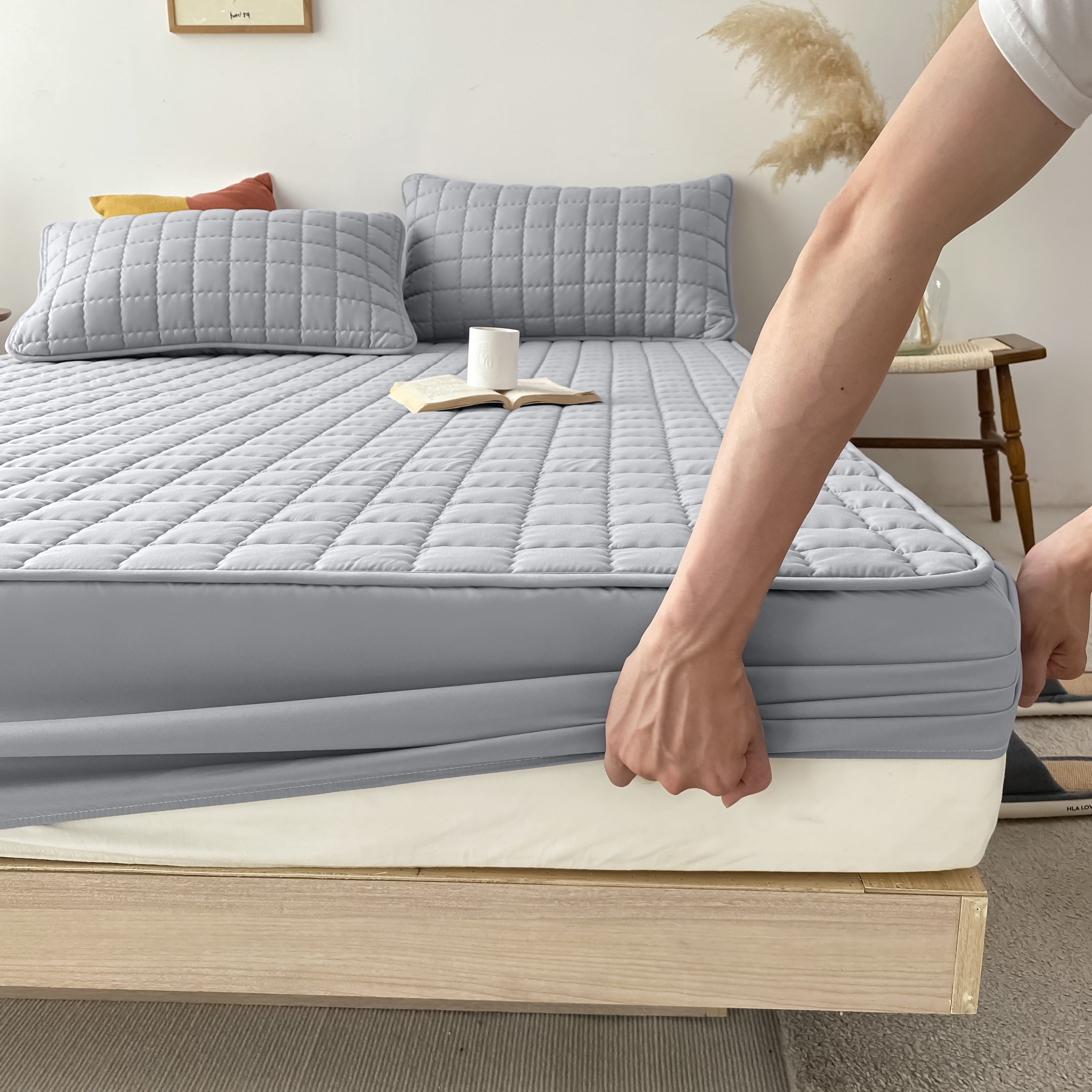 Suv o'tkazmaydigan ikki qatlamli matras himoyachisi, suv bilan yuvish va cho'tkaga olish bilan ishlov berilgan