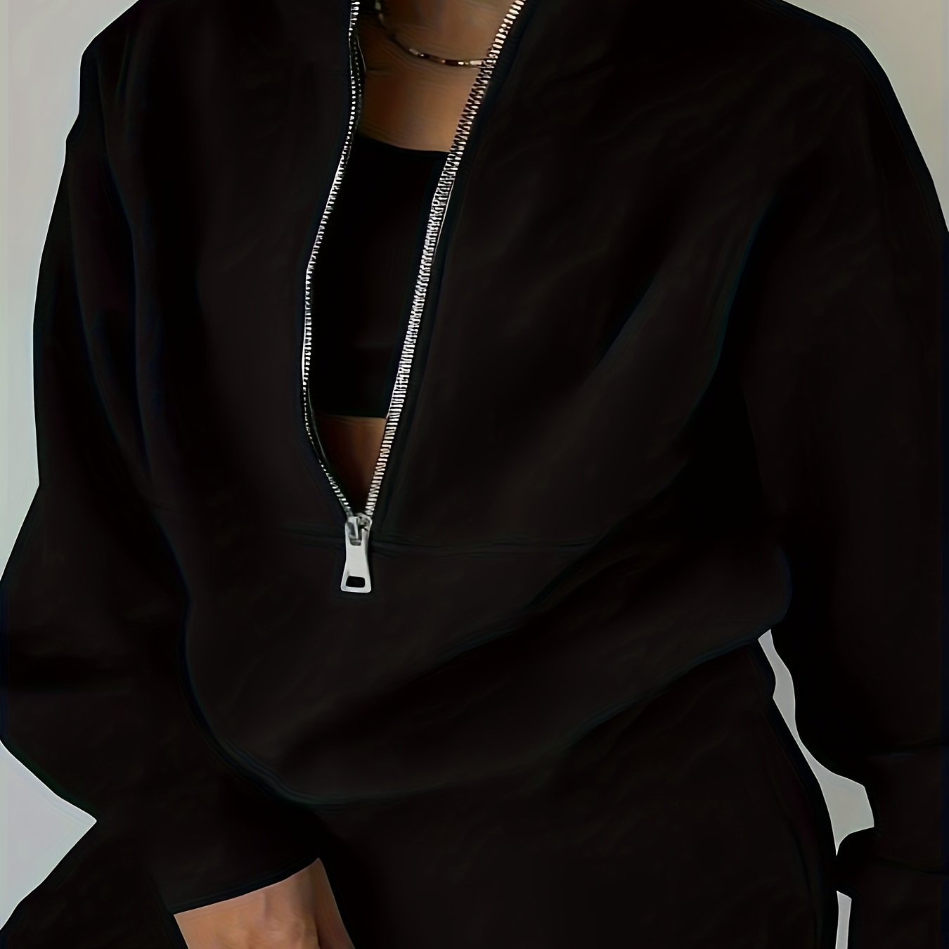 Ayollar uchun zip oldi sviter va elastik belli shimlardan iborat mustahkam ikki qismli to'plam.