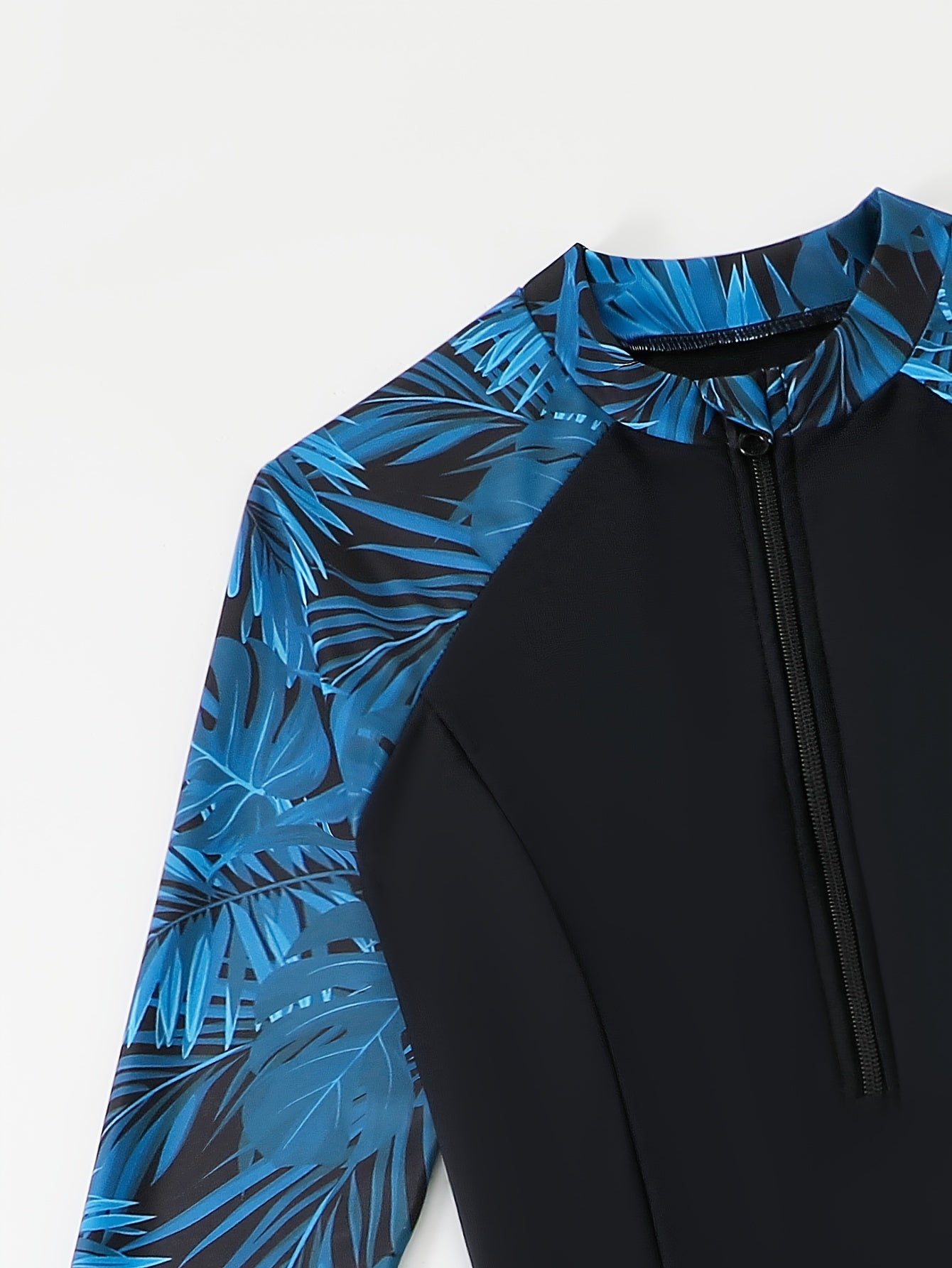 Ayollar uchun yuqori bo'yinli, uzun yengli, gullar bilan bezatilgan suzish kiyimi, fermuar tafsiloti bilan, 82% polyester va 18% elastan to'qimachilik matosidan tayyorlangan. Konservativ to'liq uzunlikdagi yubka ustki qismi va yuqori belga ega.