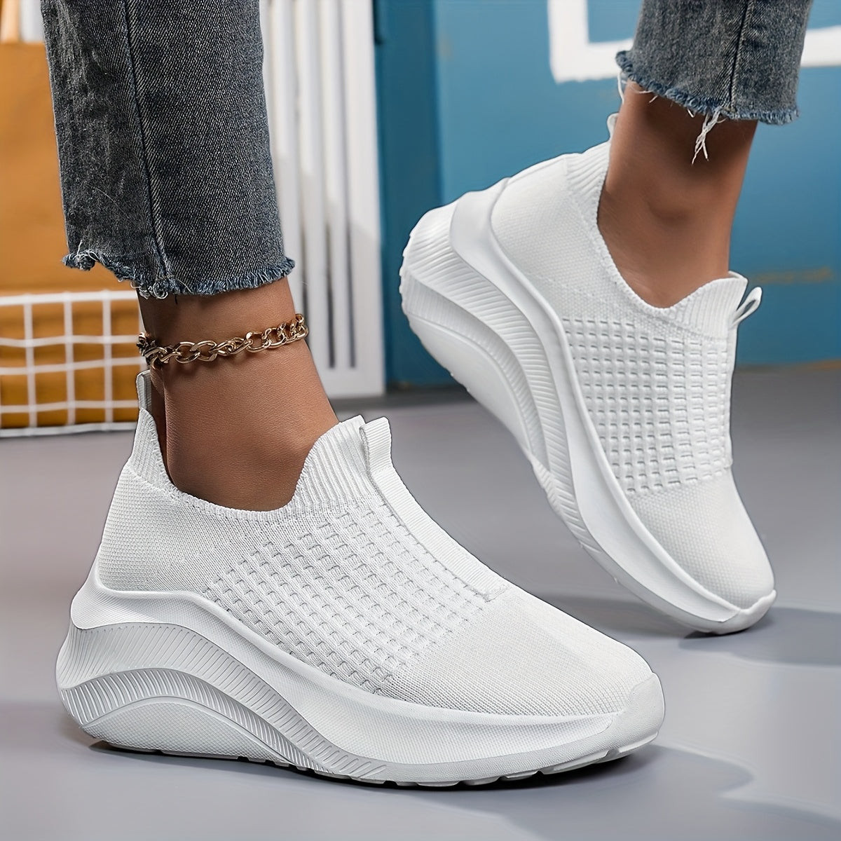 Ayollar uchun nafas oladigan slip-on sport oyoq kiyimlari oq rangda, kundalik va barcha mavsum uchun mos