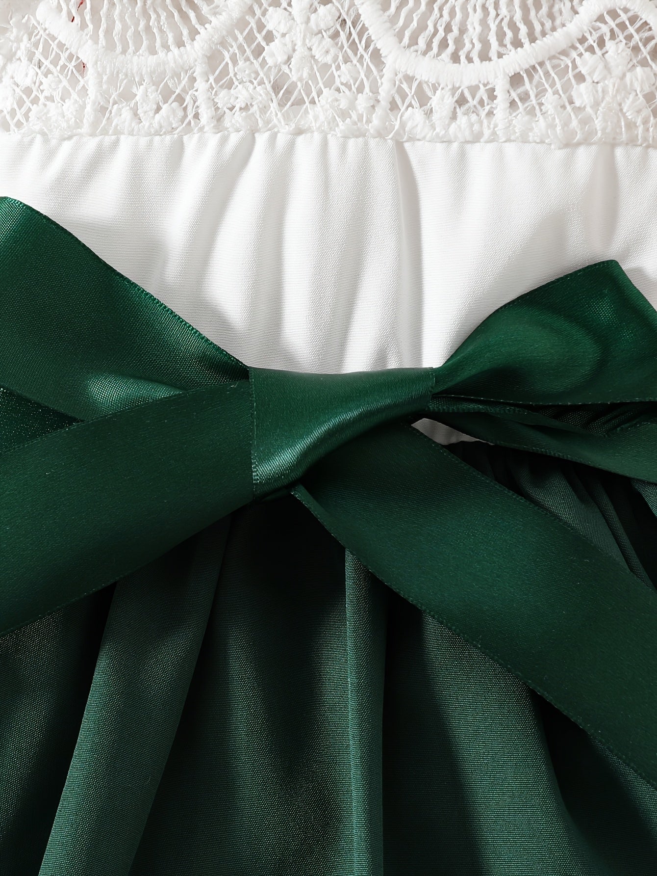 Qizlar uchun dantel qirralar bilan bezatilgan, patchwork uslubidagi, bir rangli to'qilgan ko'ylak, belbog' bilan, yoz uchun ideal, 6 oydan 2 yoshgacha.