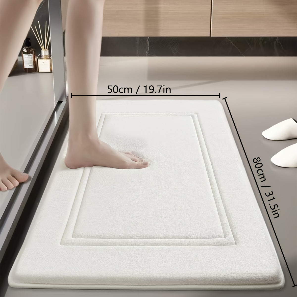 Bir dona UltraSoft Tez Quriydigan Hammom Gilami, Chiziqli naqsh bilan, juda singdiruvchi va sirpanmaydigan hammom gilami. Mashinada yuvish mumkin, past to'siq, yengil flanel mato bilan Polyester va PVC orqa qismi bilan to'rtburchak shaklida.