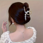 Zinс qotishmasidan tayyorlangan, ikki qatlamli elektroplitalash bilan mustahkamlangan, porloq rhinestone'lar bilan bezatilgan, nafis kameliya gullari soch qisqichi. Retro va zamonaviy soch aksessuari.
