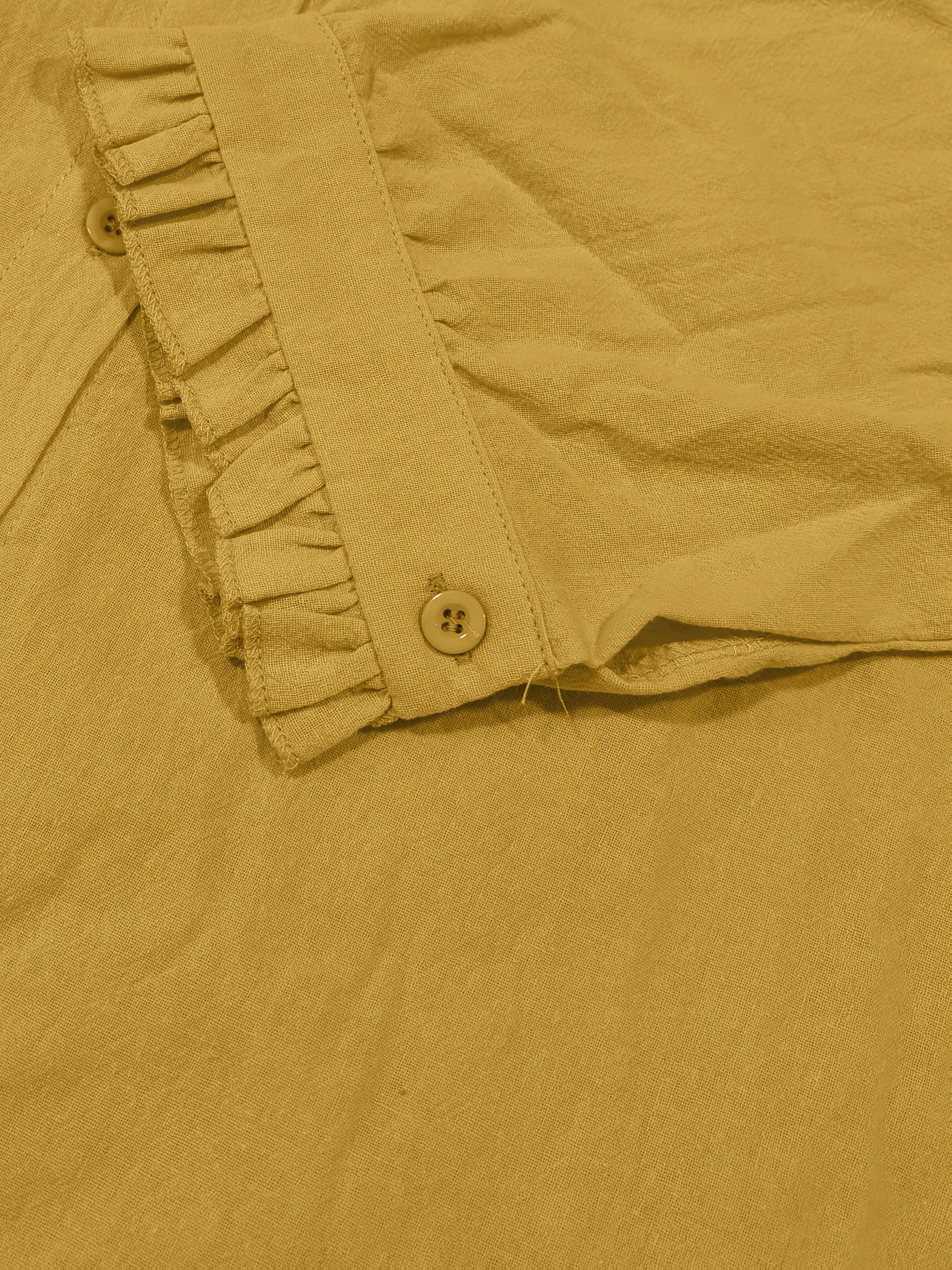 Plus o'lcham ayollar uchun yengil ko'k rangli kundalik ko'ylak, rufflesi bo'lgan qisqa ko'kraklar va cho'ntaklar