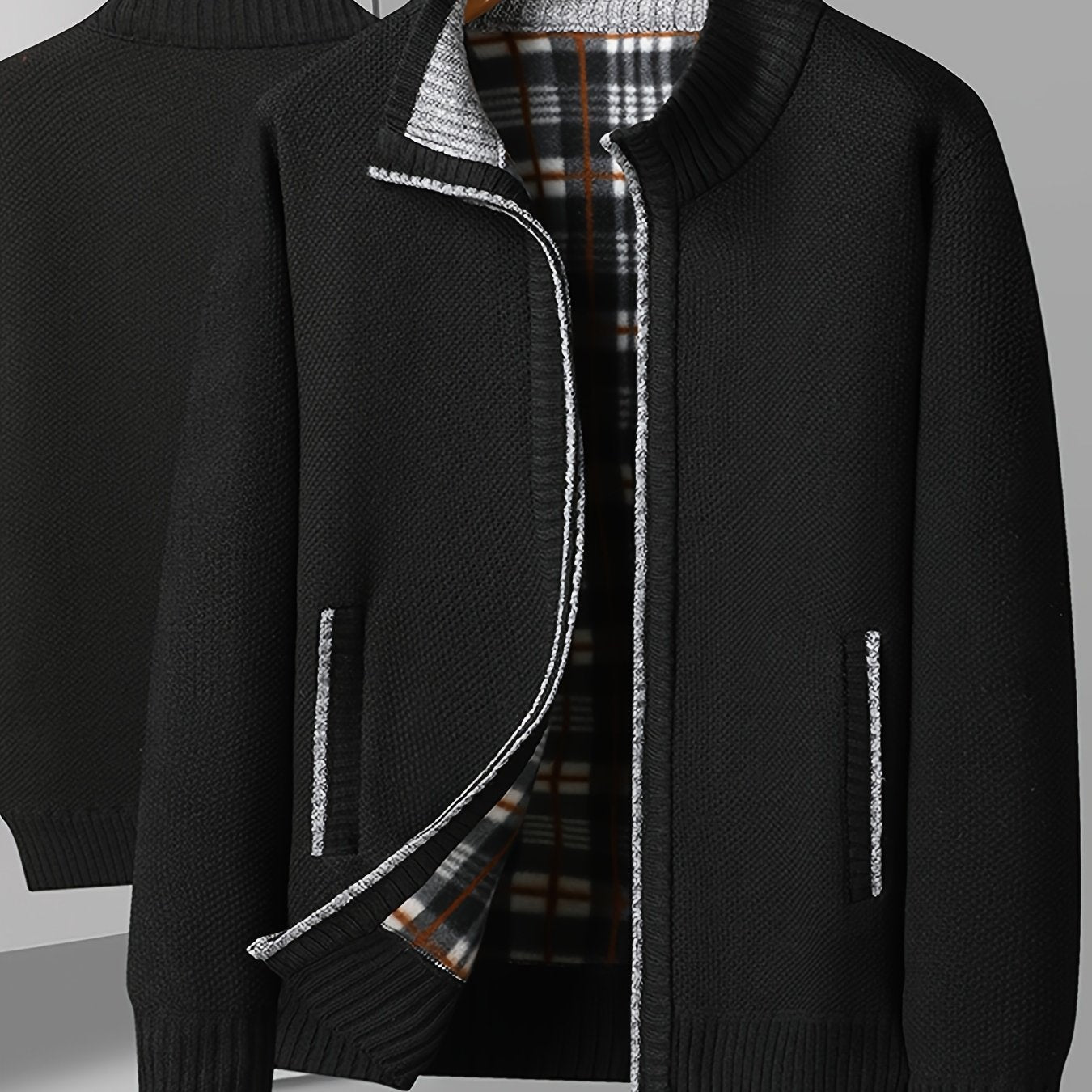 Katta o'lchamdagi erkaklar uchun krujka bo'yinli kardigan sviter 100% polyester to'qima matodan tayyorlangan. Mustahkam rang, uzun yenglar, oddiy moslik, cho'ntaklar va zipper tafsilotlari mavjud. Kuz/qish uchun ideal.