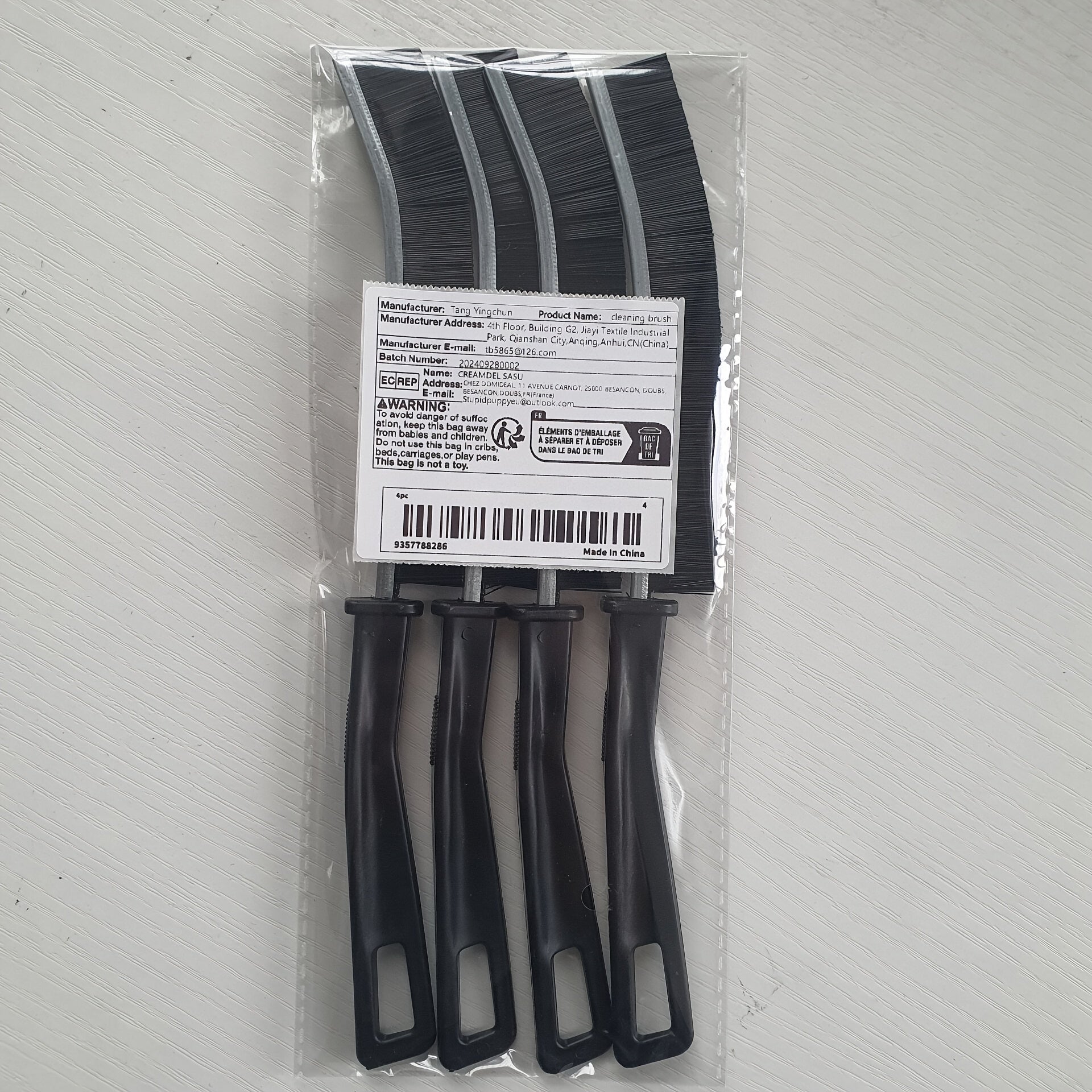 Ko‘p maqsadli tozalash cho‘tkasi to‘q, qattiq qirralar va uzoq tutqich bilan