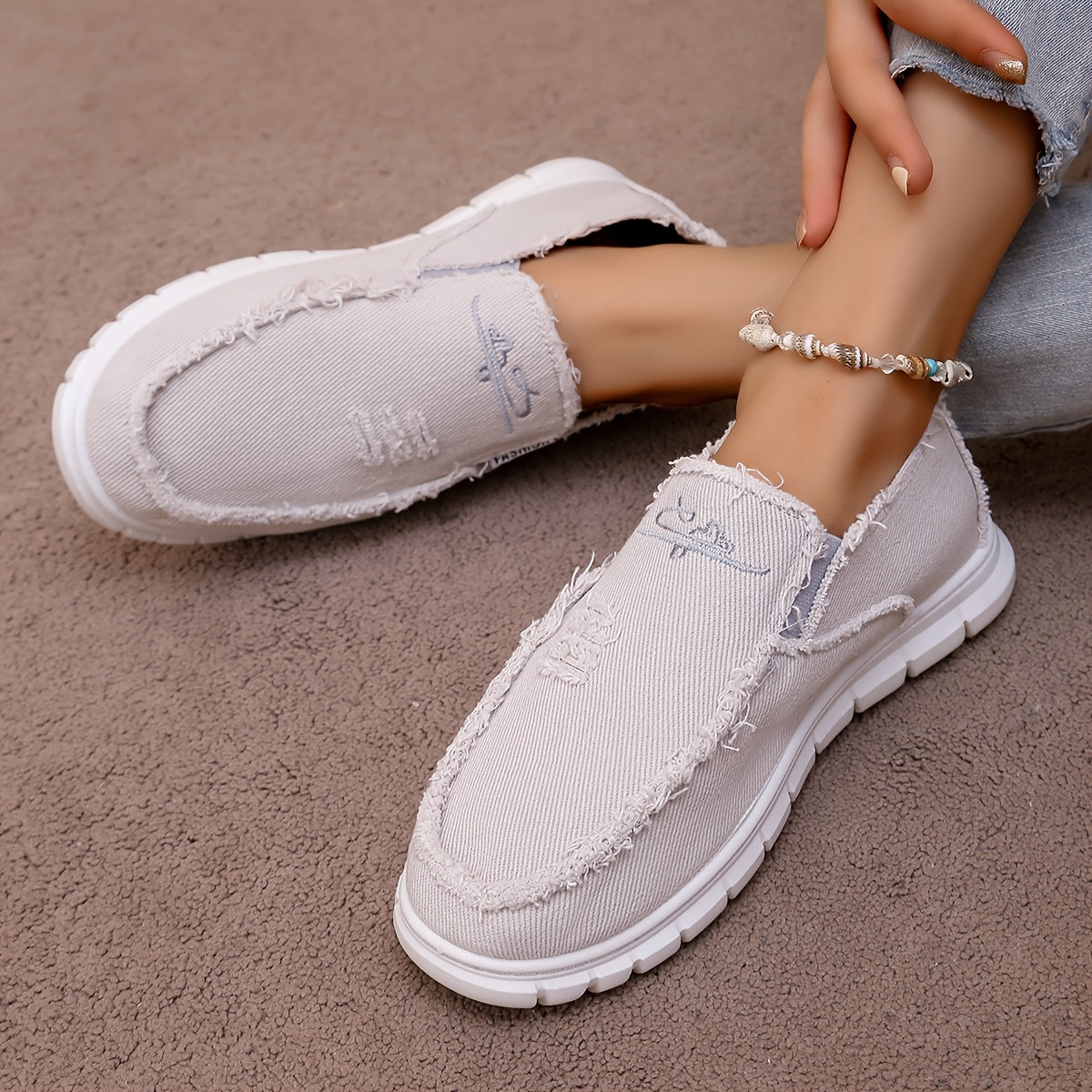 Women's Canvas Low-Top Sneakers with Daisy Design Breathable Slip-On Shoes