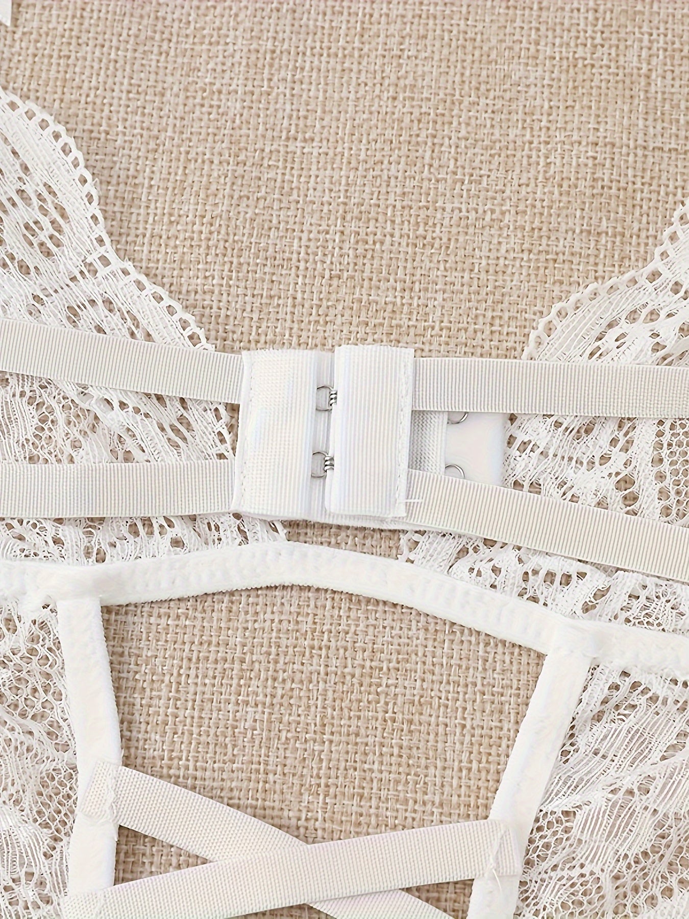 Ayollar uchun bog'ichli va gullar printi bilan bezatilgan jozibali nylon bodi.