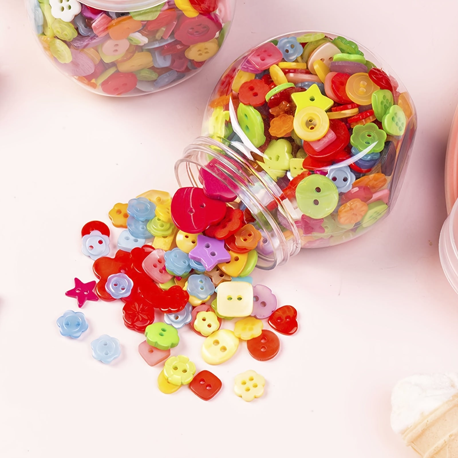 Rang-barang rezin tugmachalar to'plami, turli shakl va o'lchamlarda, hunarmandchilik va bezak uchun
